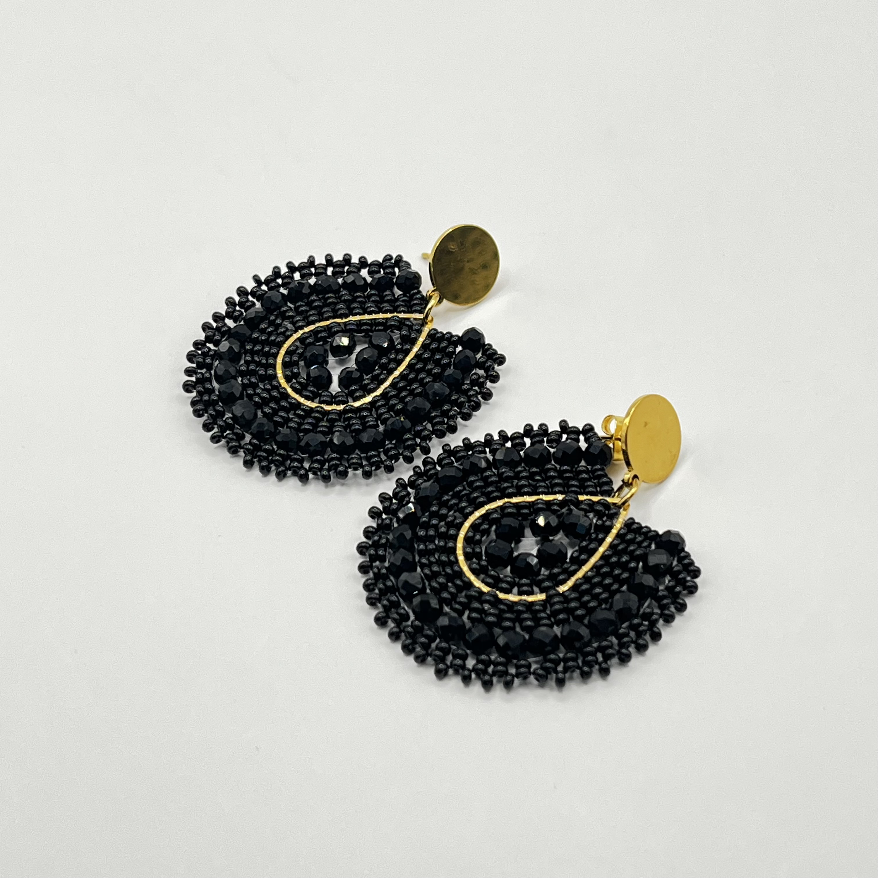 Aros bohemios negros con detalle dorado 1