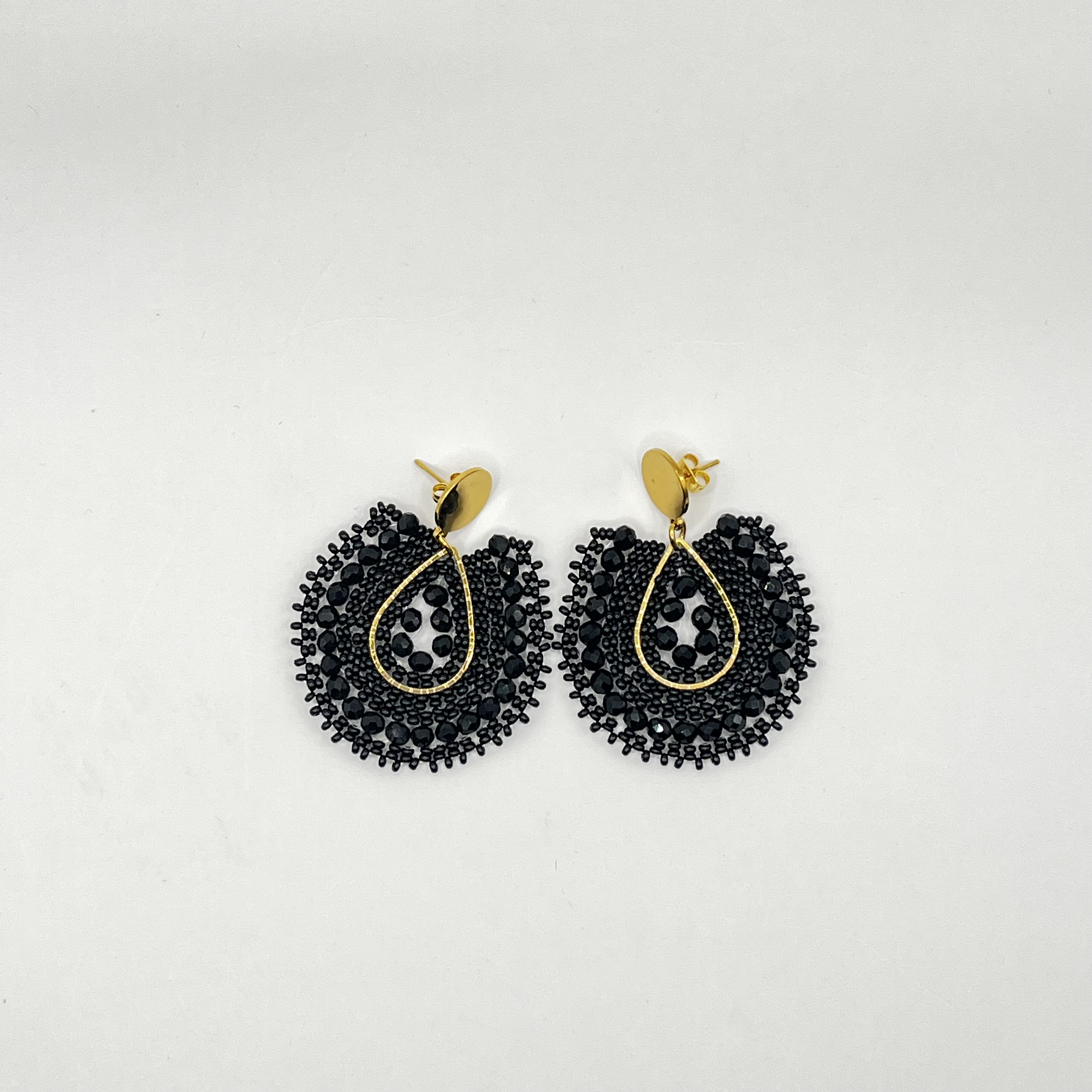 Aros bohemios negros con detalle dorado 2