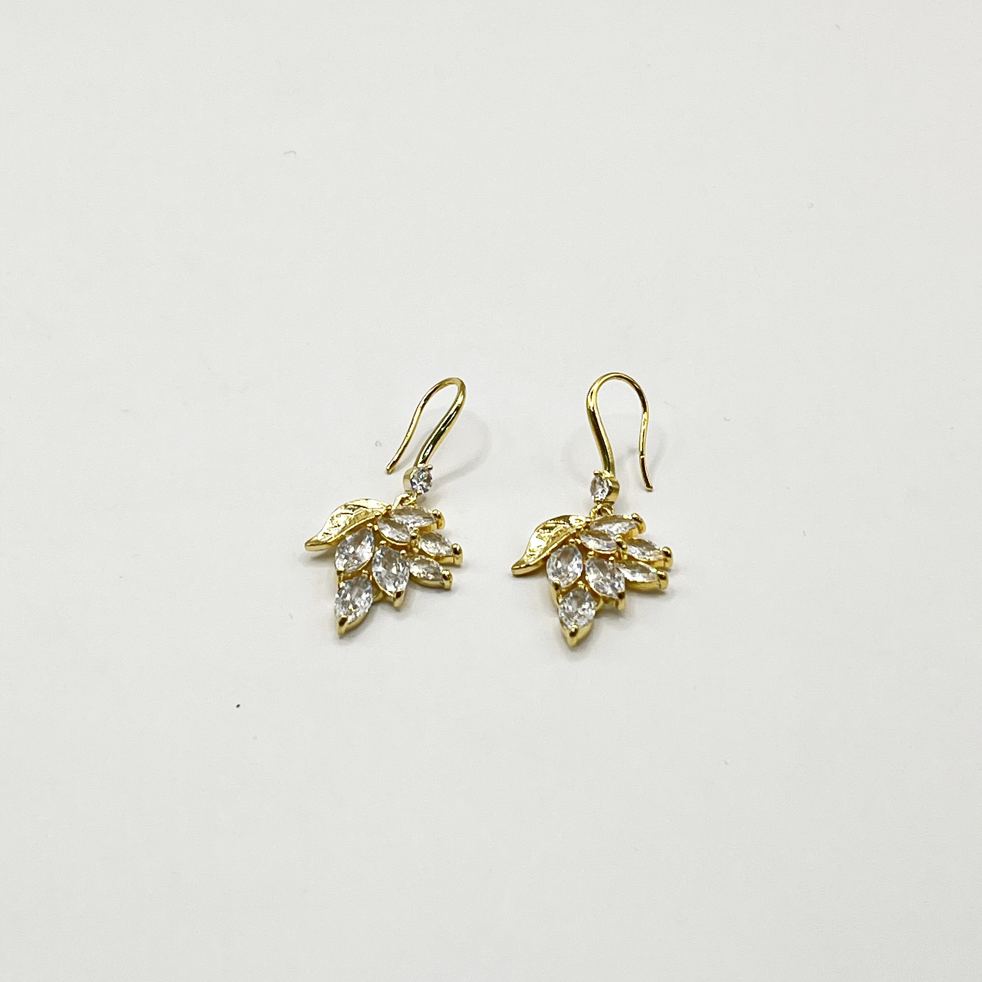 Aros de rodio dorados con circones y hoja 1