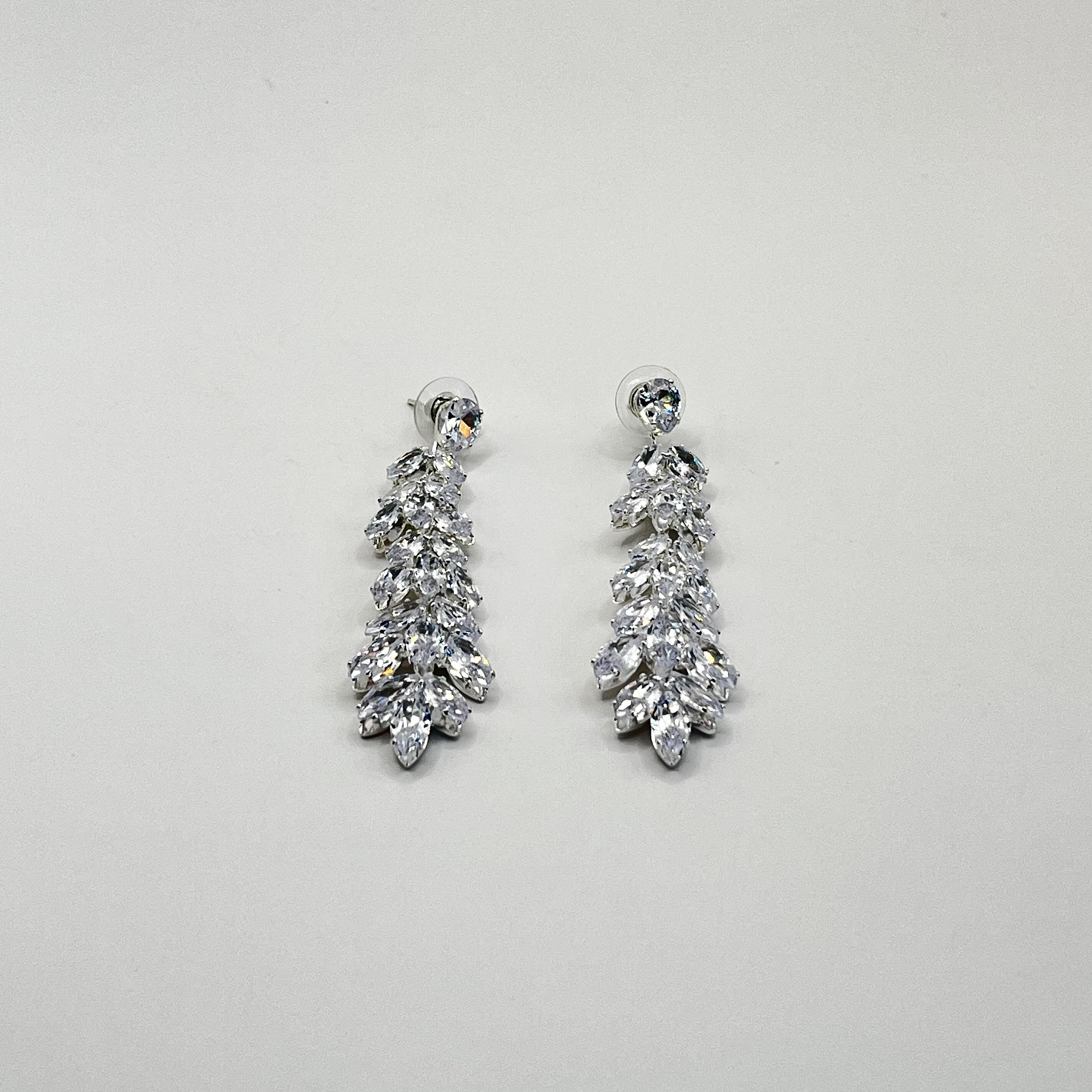 Aros de rodio plateados largos hoja de circones 1