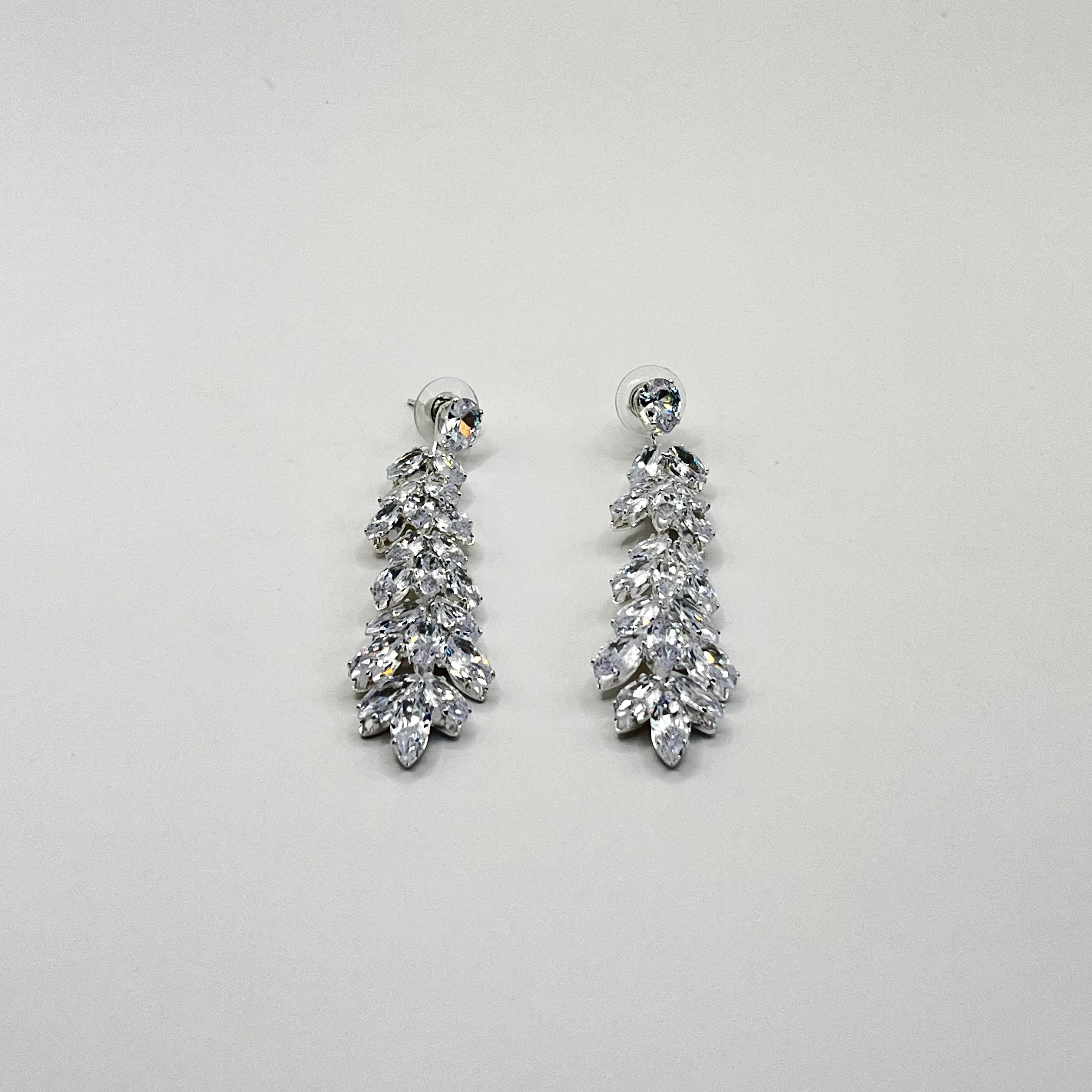 Aros de rodio plateados largos hoja de circones 1