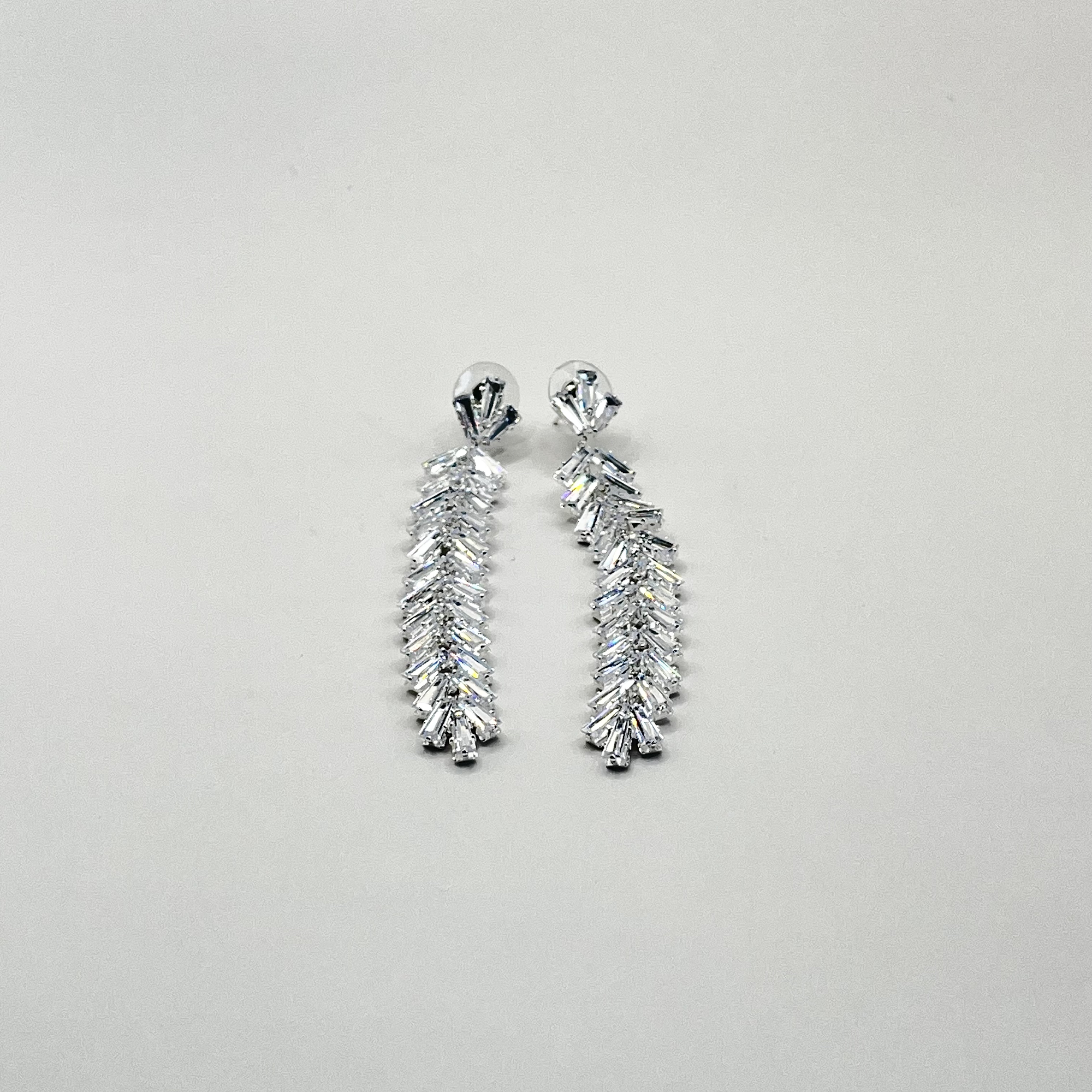 Aros de rodio plateados largos espiga de circones 1