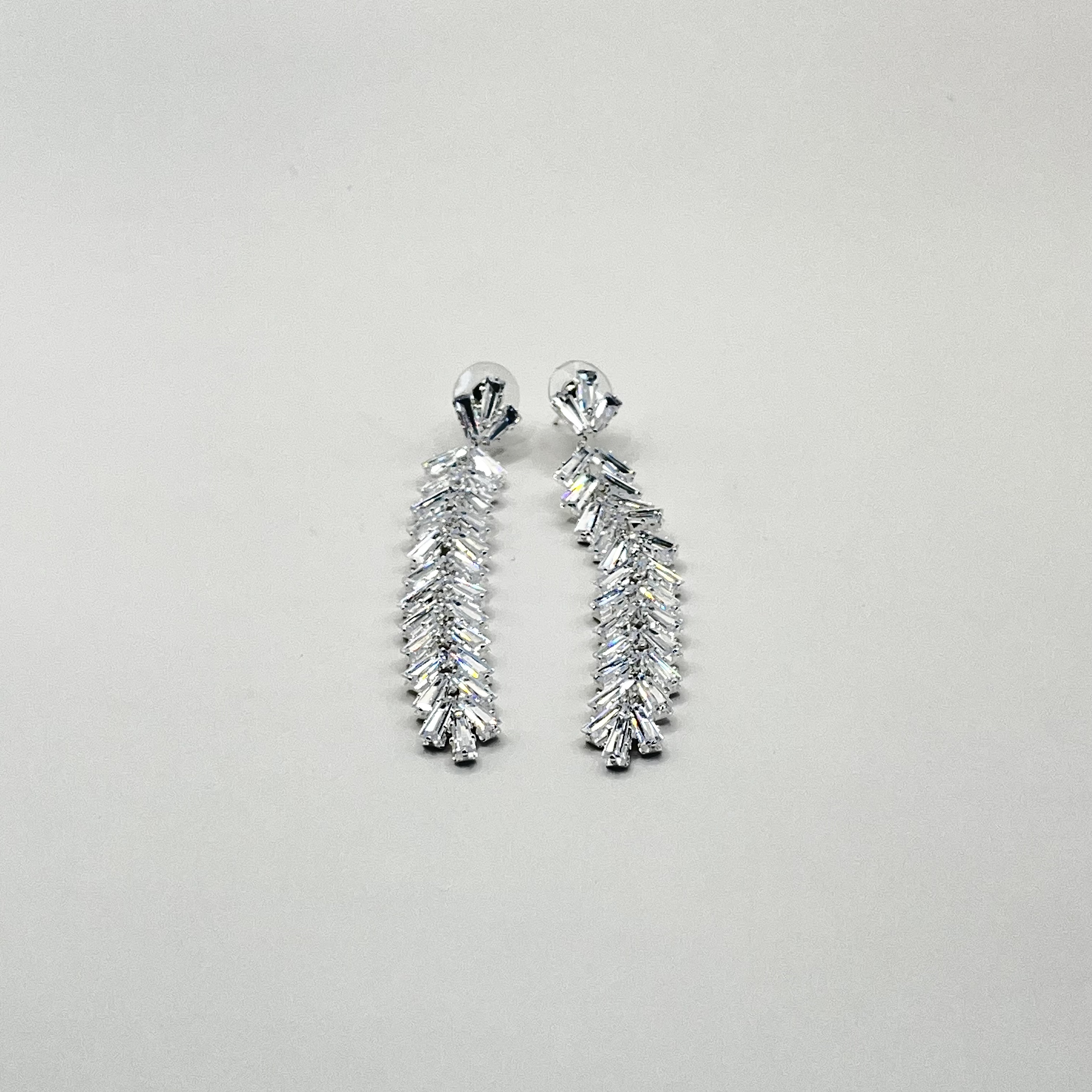 Aros de rodio plateados largos espiga de circones 1