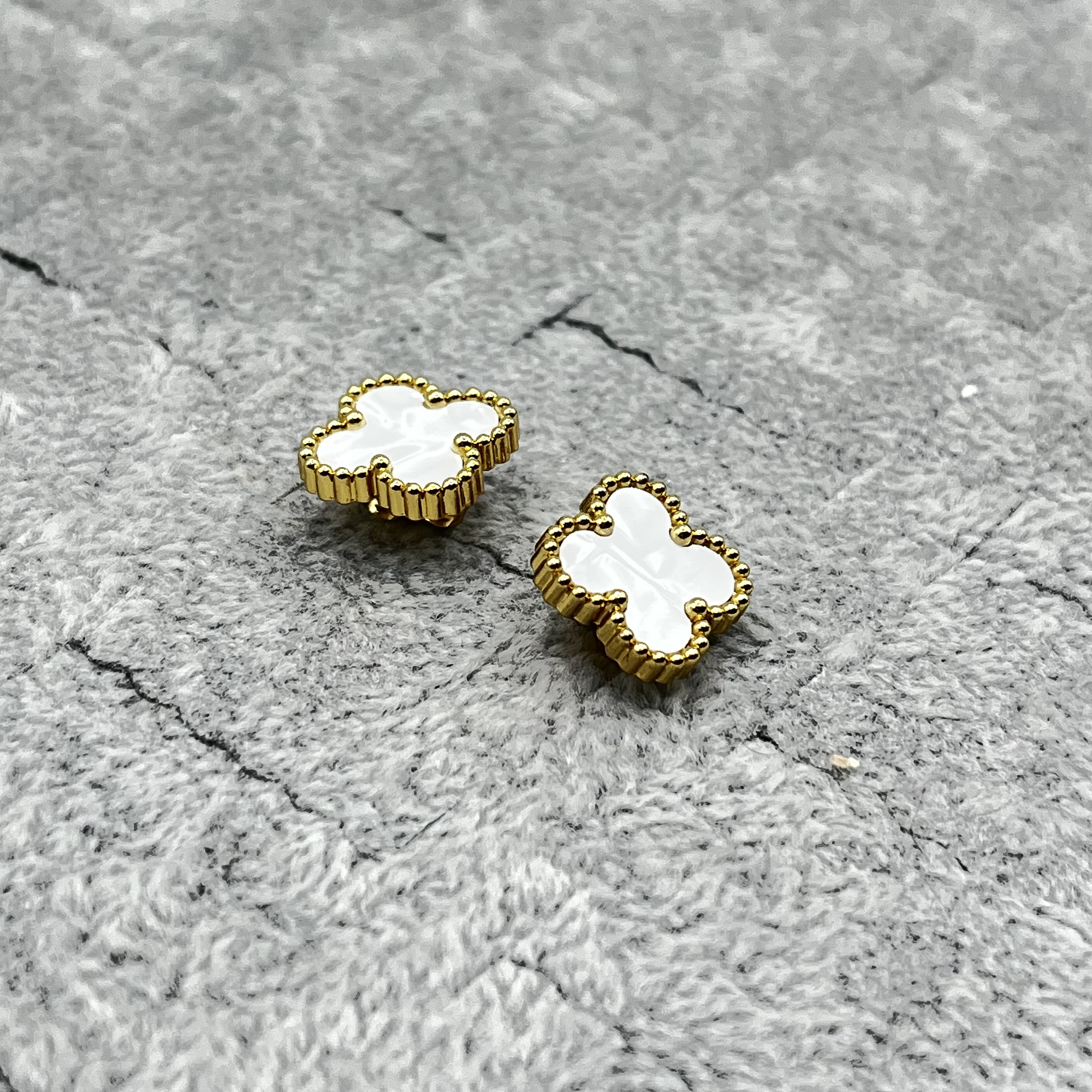 Aros de acero quirúrgico y nácar trébol blancos con dorado 1