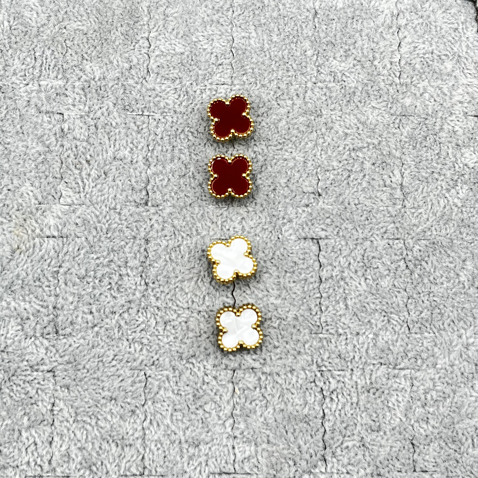 Aros de acero quirúrgico y nácar trébol blancos con dorado 2