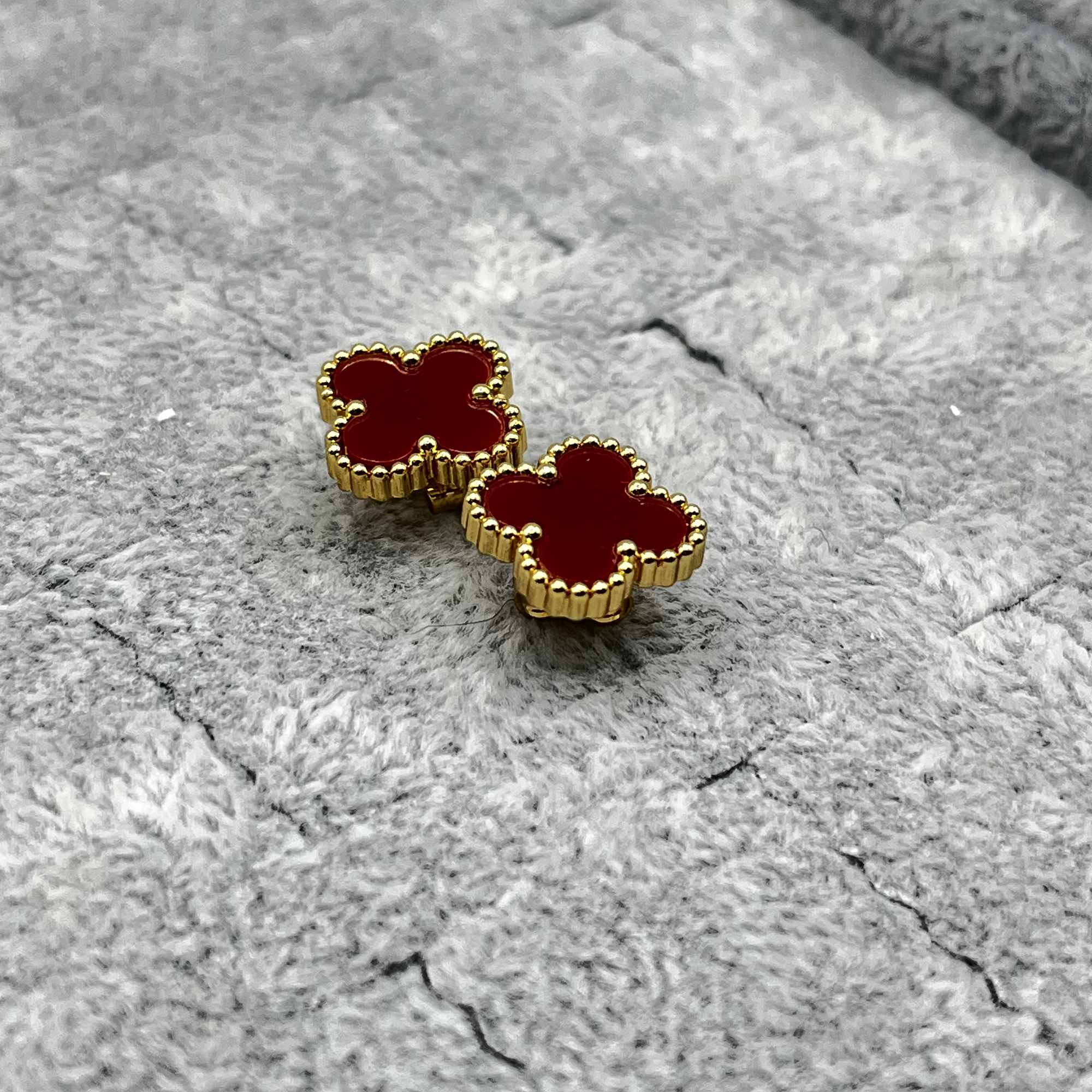 Aros de acero quirúrgico y nácar trébol burdeo con dorado 1