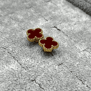 Aros de acero quirúrgico y nácar trébol burdeo con dorado