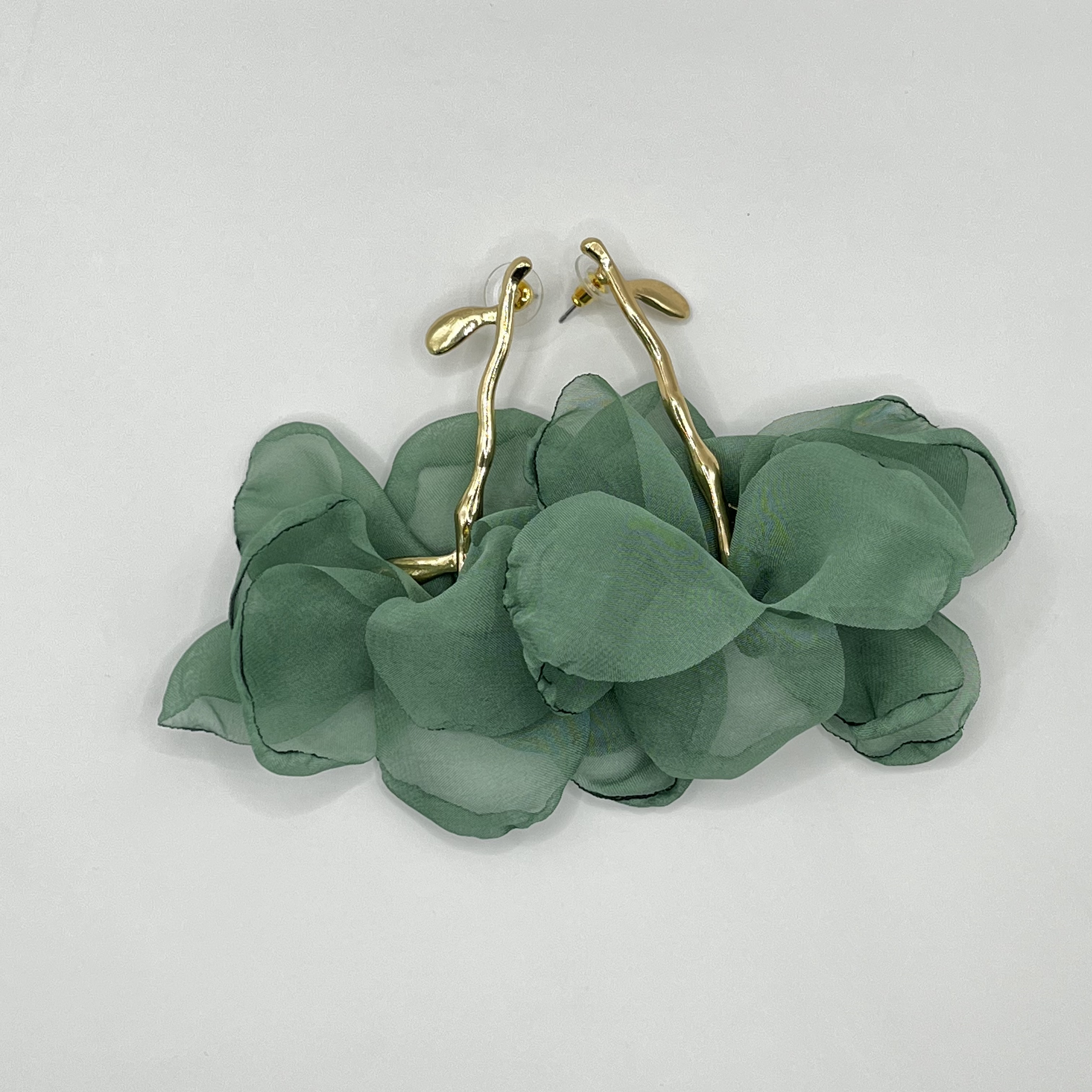 Aros de fantasía dorados con flor de tela verde 1