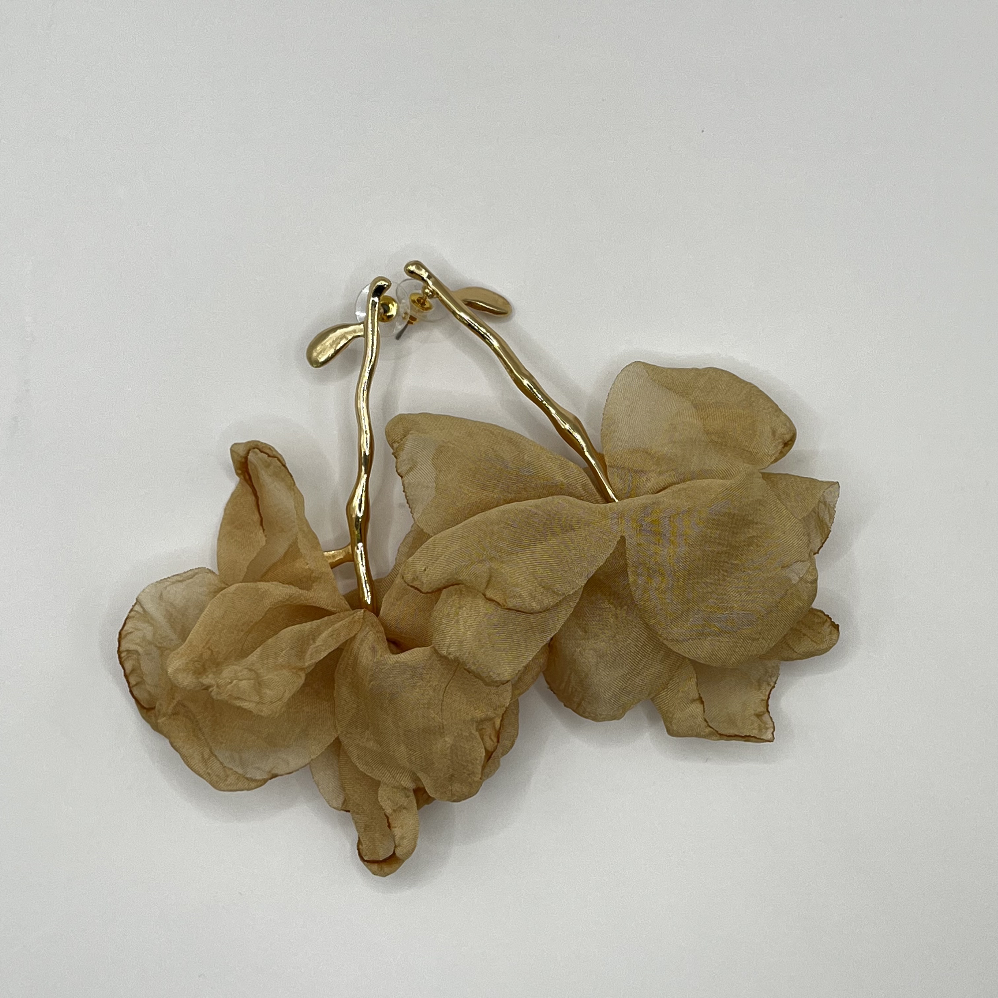 Aros de fantasía dorados con flor de tela beige 1