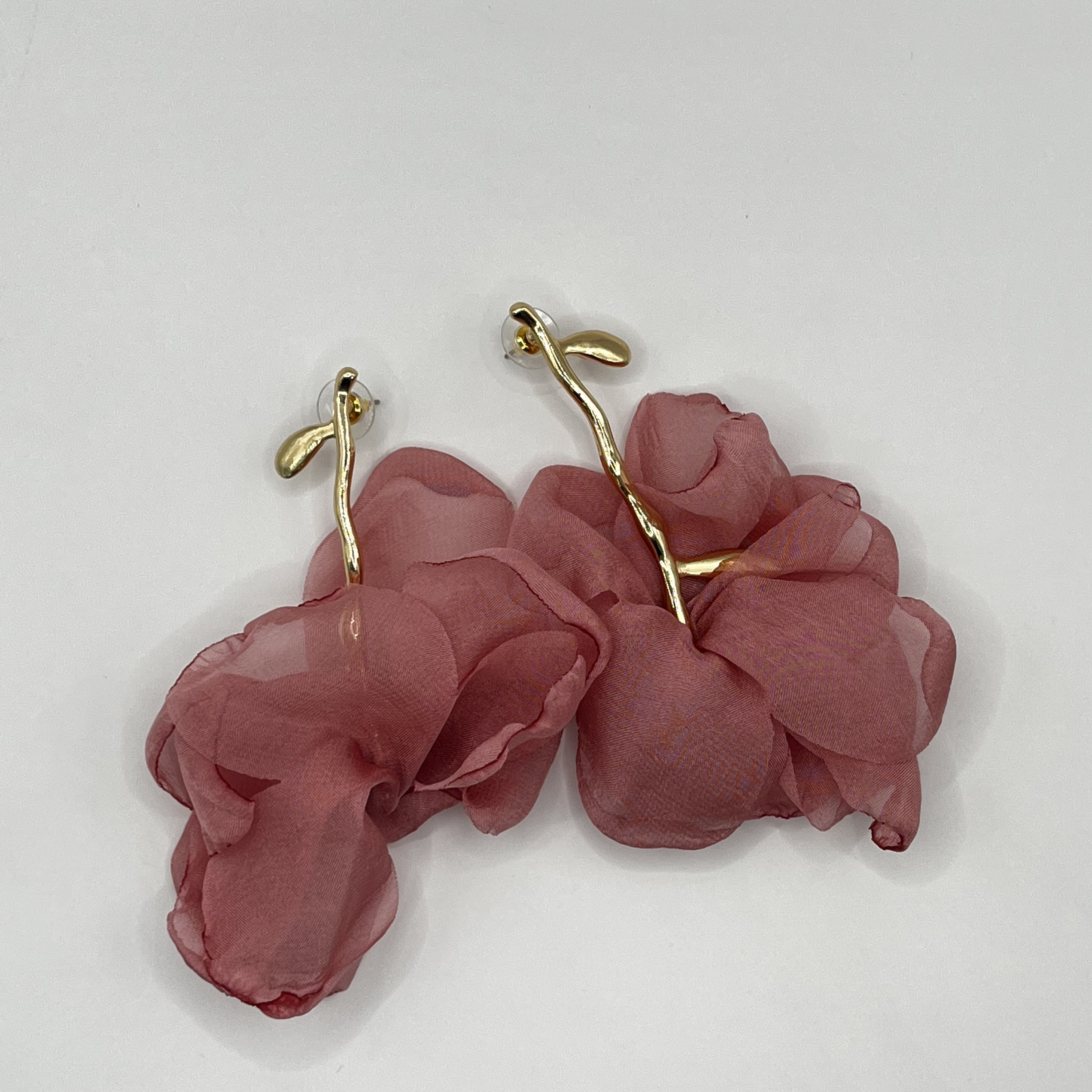 Aros de fantasía dorados con flor de tela palo rosa 1