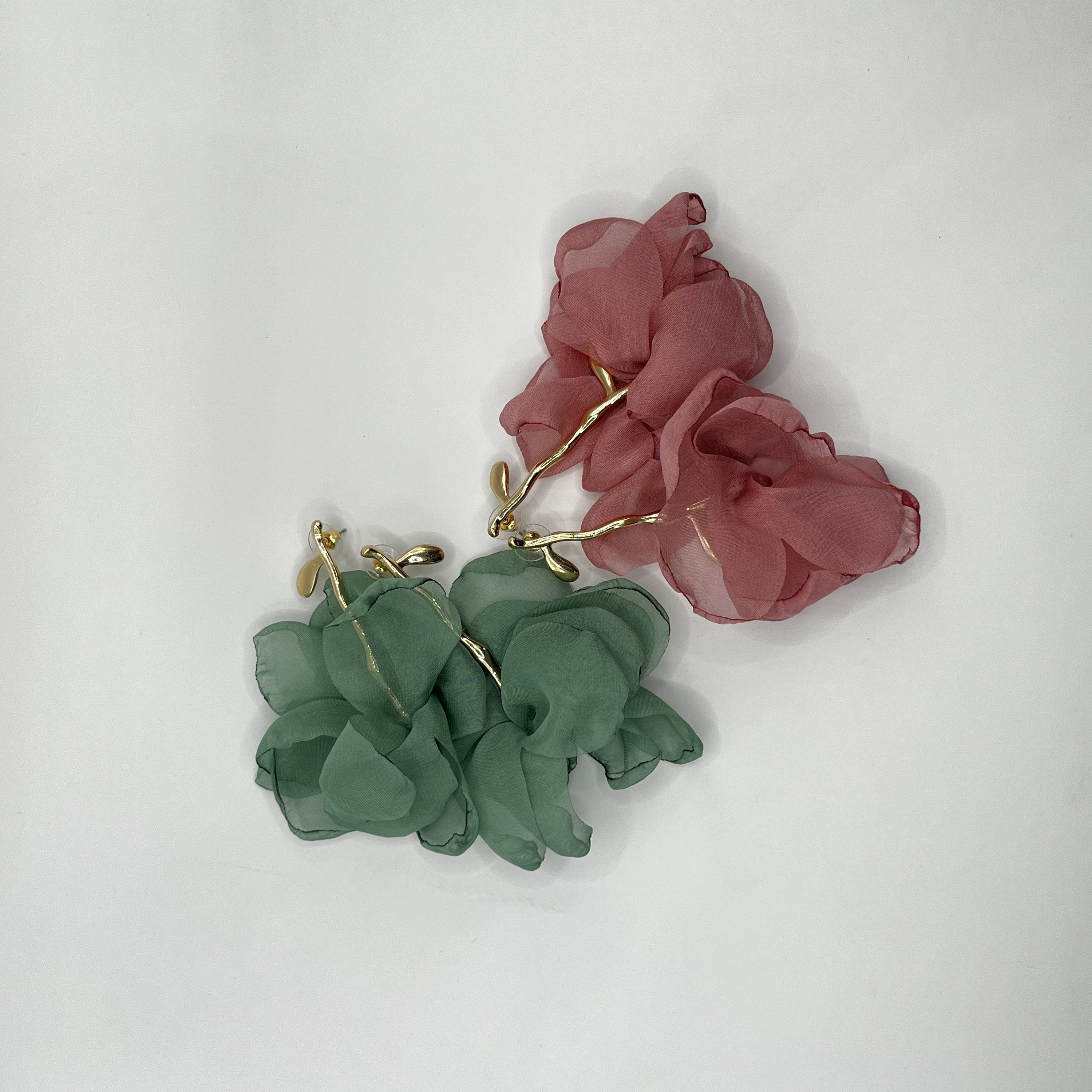 Aros de fantasía dorados con flor de tela palo rosa 2