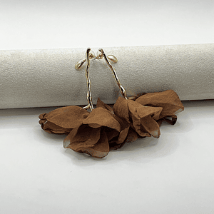 Aros de fantasía dorados con flor de tela café