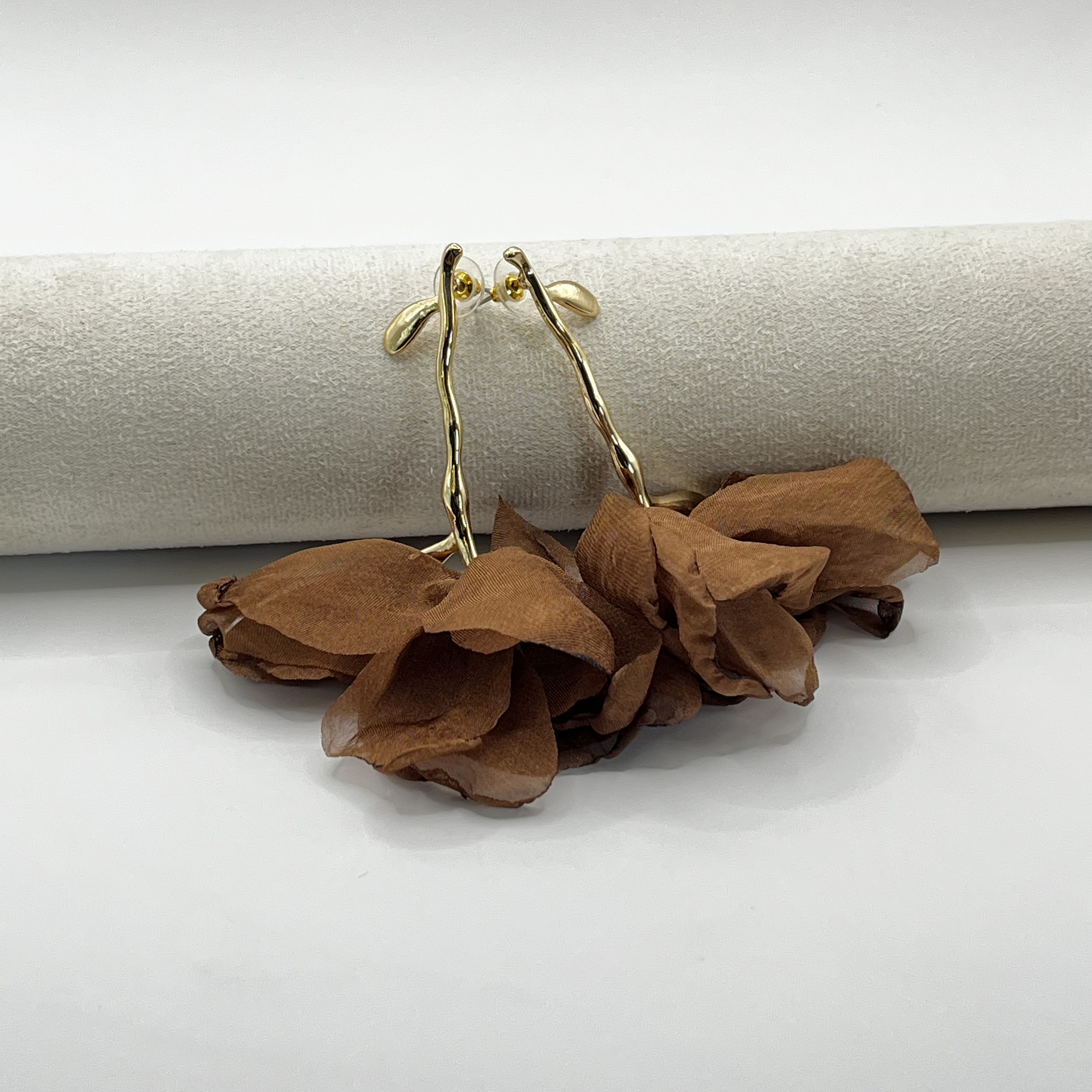 Aros de fantasía dorados con flor de tela café 1