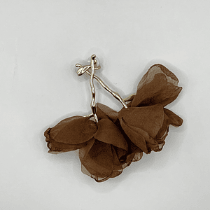 Aros de fantasía dorados con flor de tela café