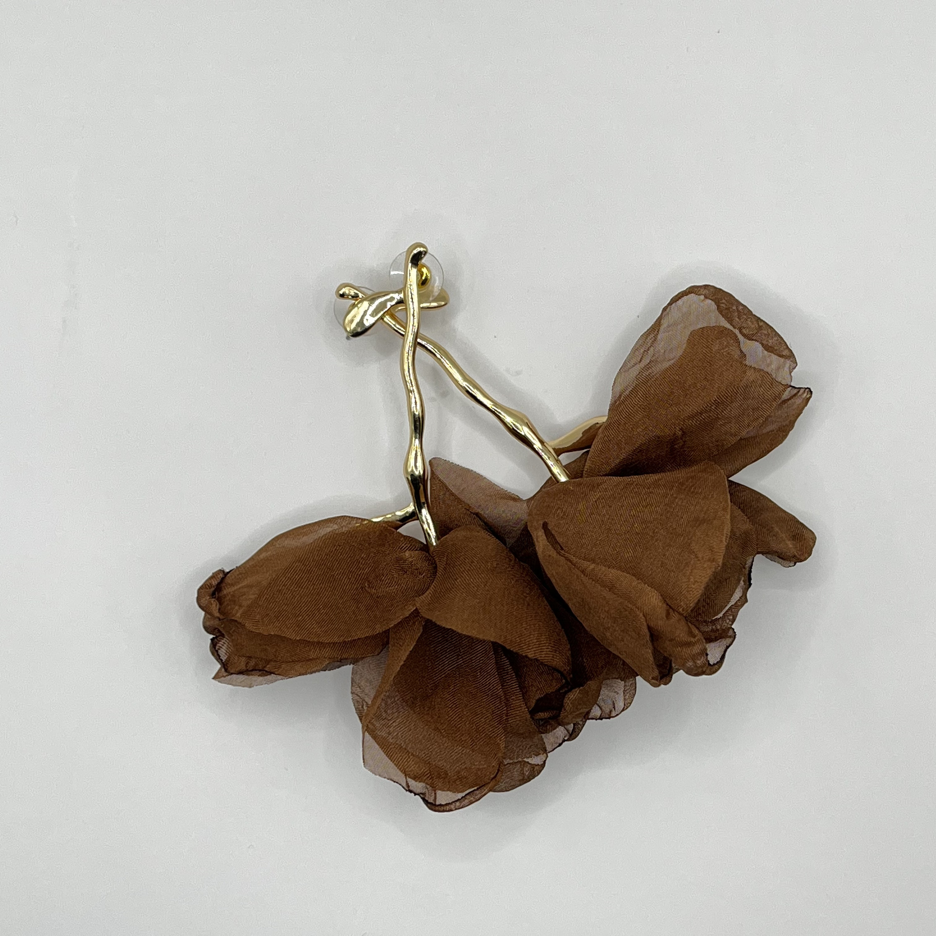 Aros de fantasía dorados con flor de tela café 2