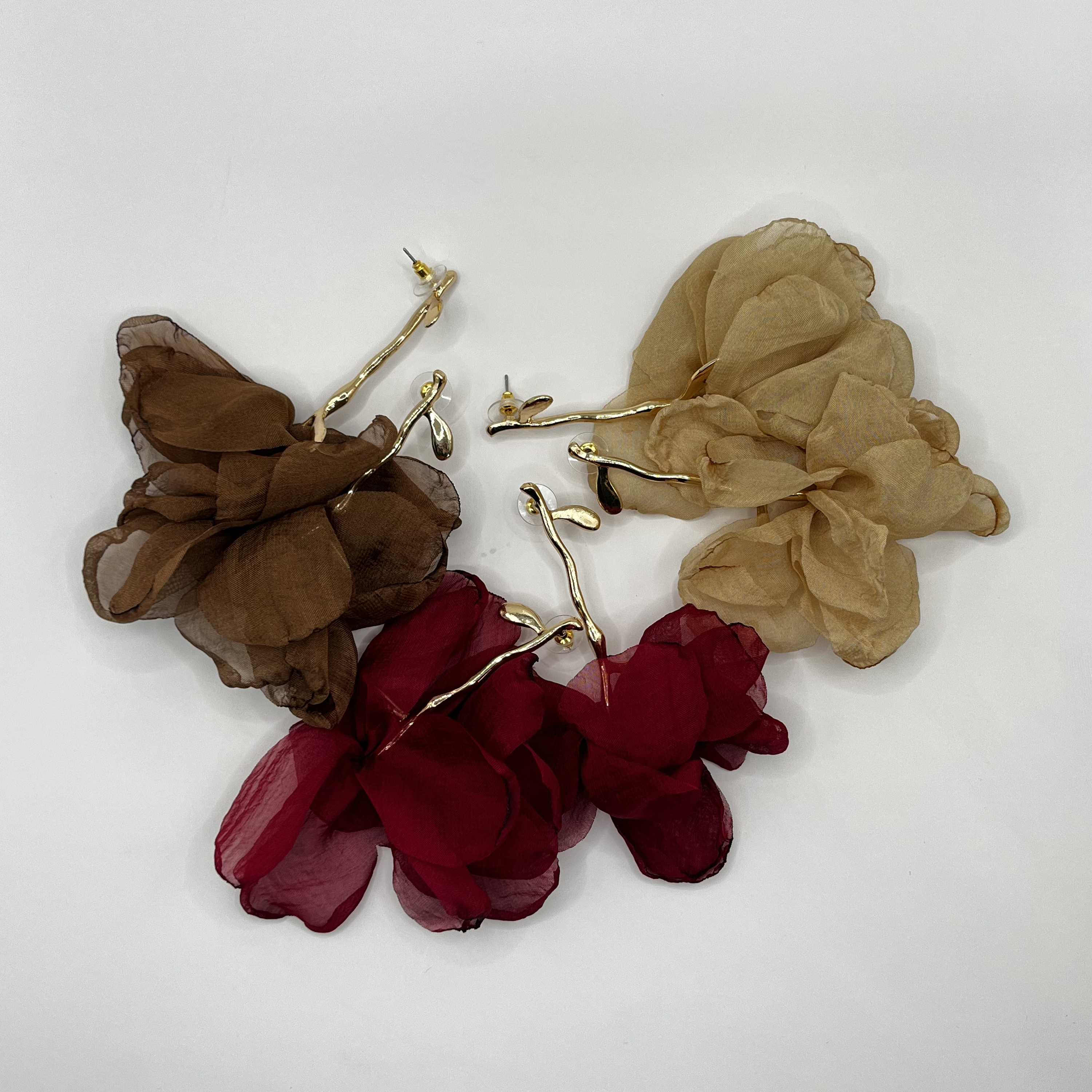 Aros de fantasía dorados con flor de tela color burdeo 2