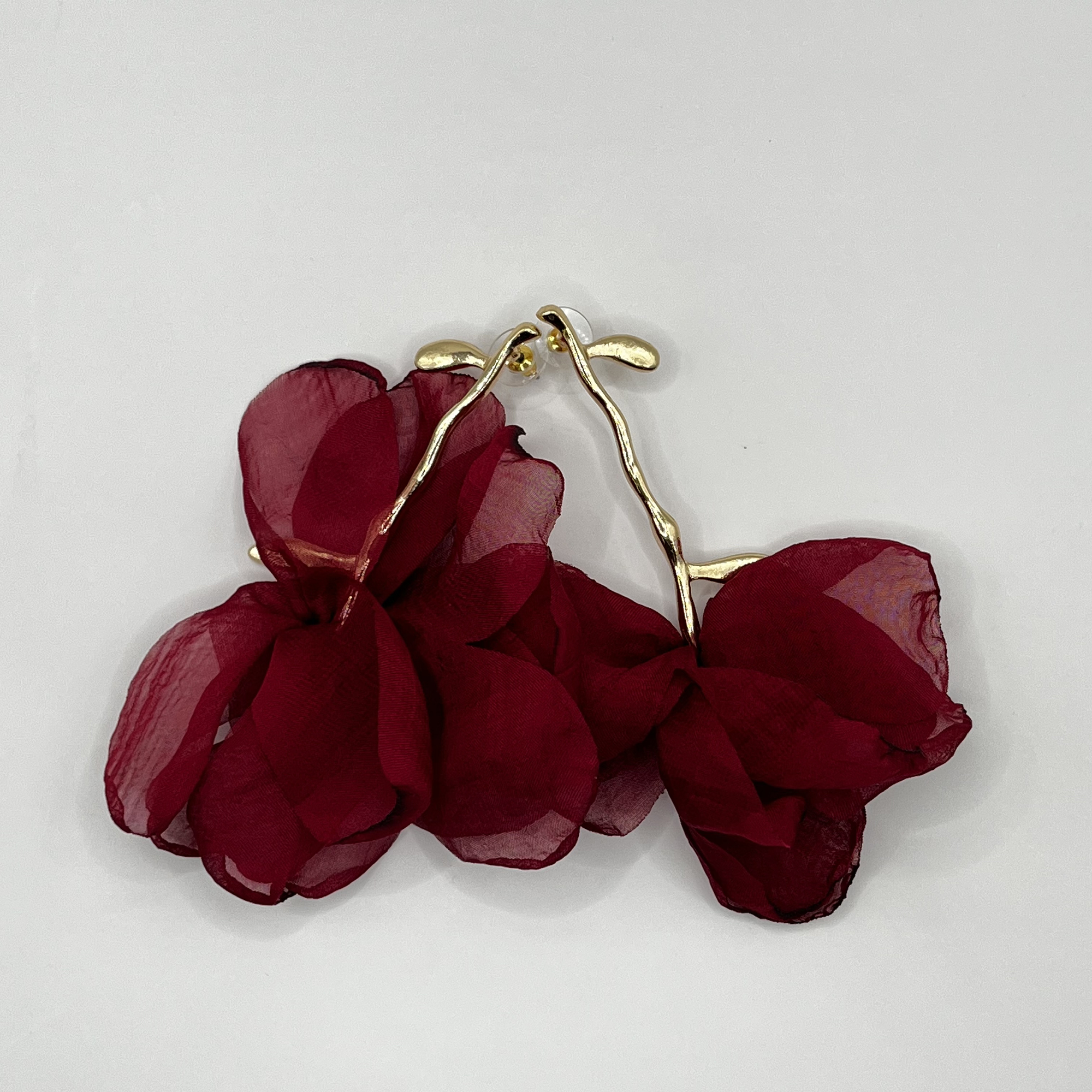 Aros de fantasía dorados con flor de tela color burdeo 1