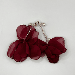 Aros de fantasía dorados con flor de tela color burdeo