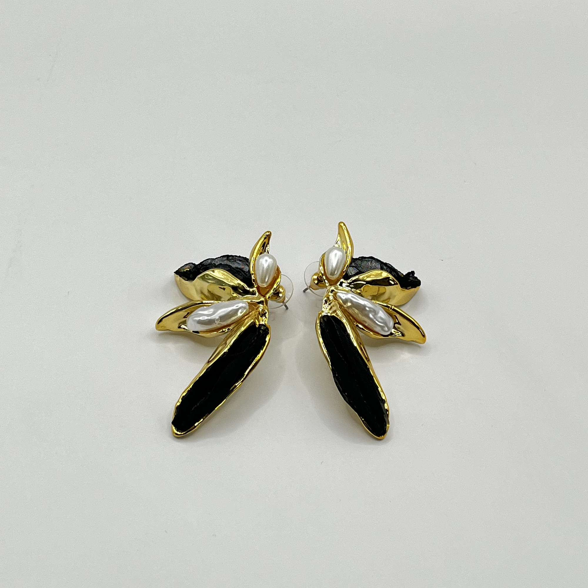 Aros de fantasía dorados con pétalos negros y perlas 1