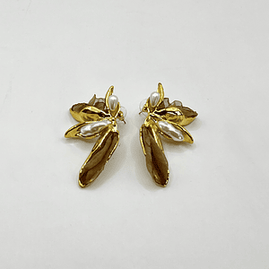 Aros de fantasía dorados con pétalos café y perlas