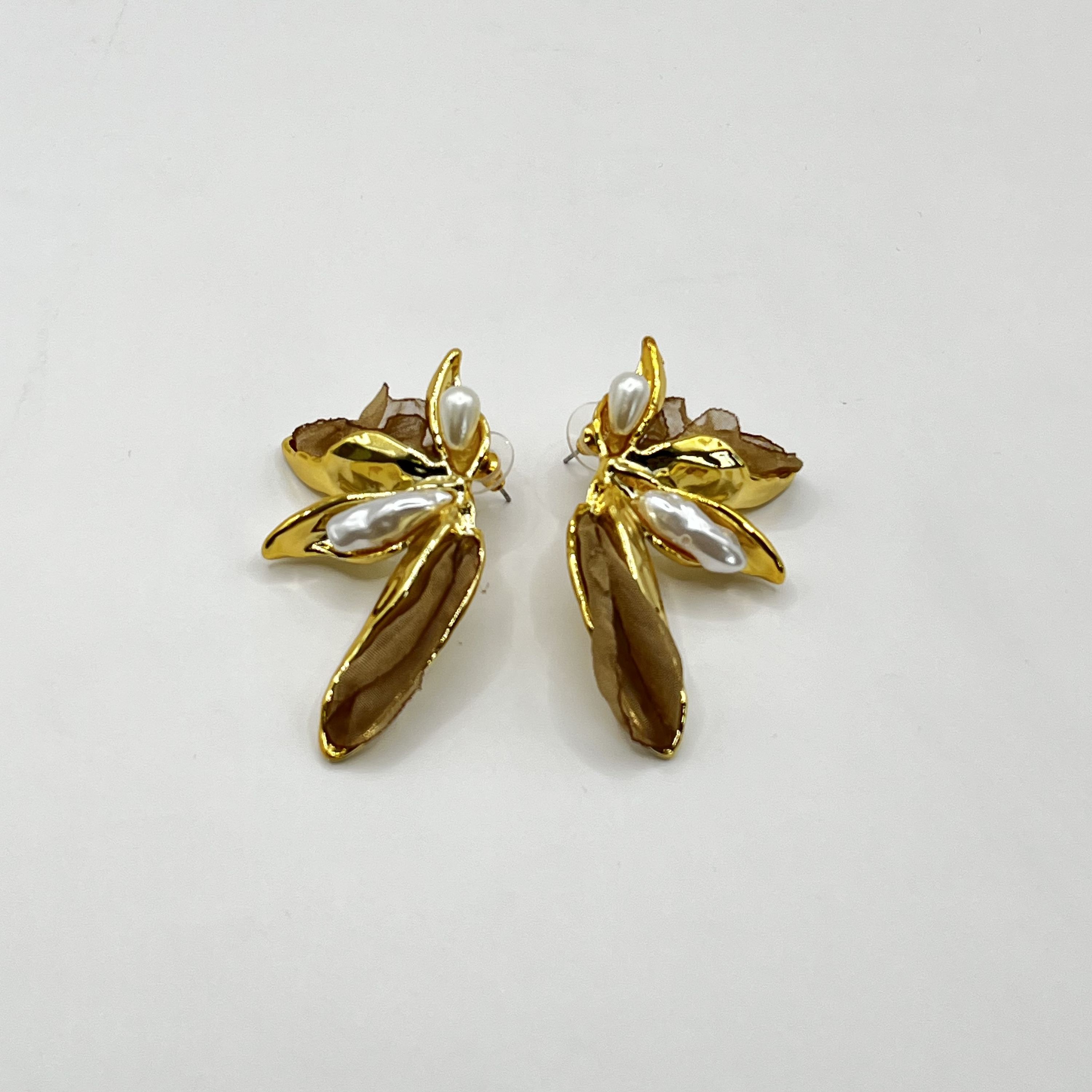 Aros de fantasía dorados con pétalos café y perlas 1