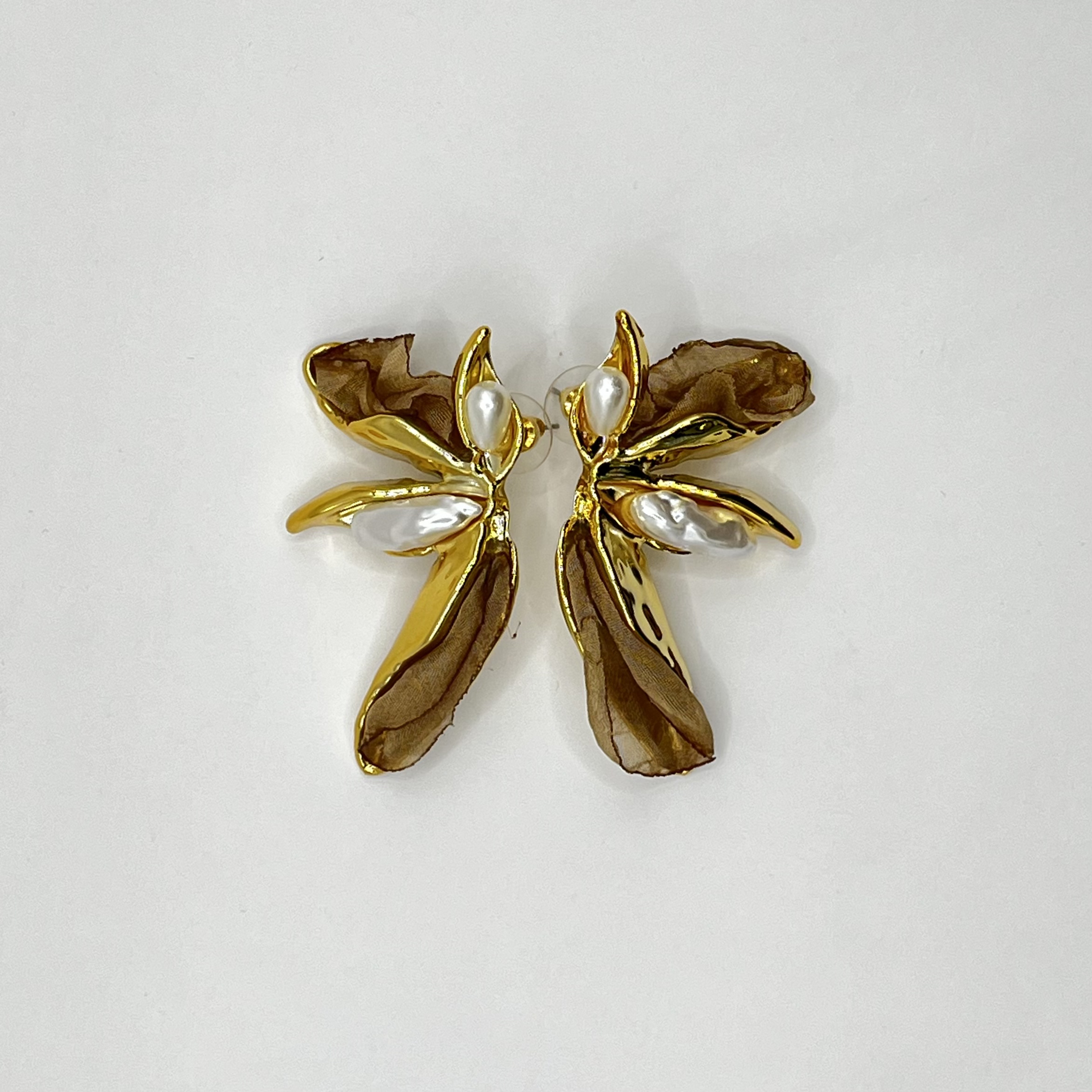 Aros de fantasía dorados con pétalos café y perlas 2