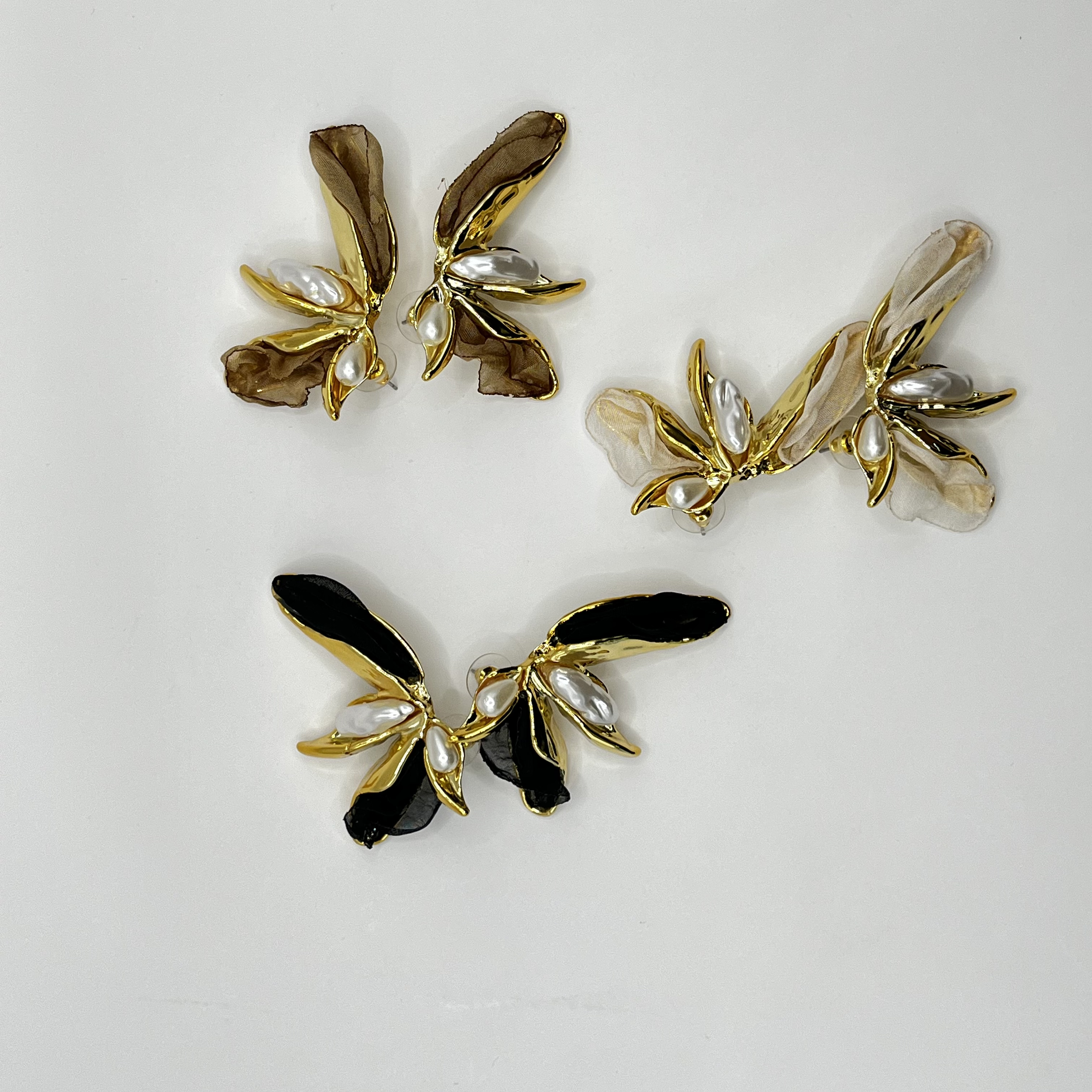 Aros de fantasía dorados con pétalos café y perlas 3