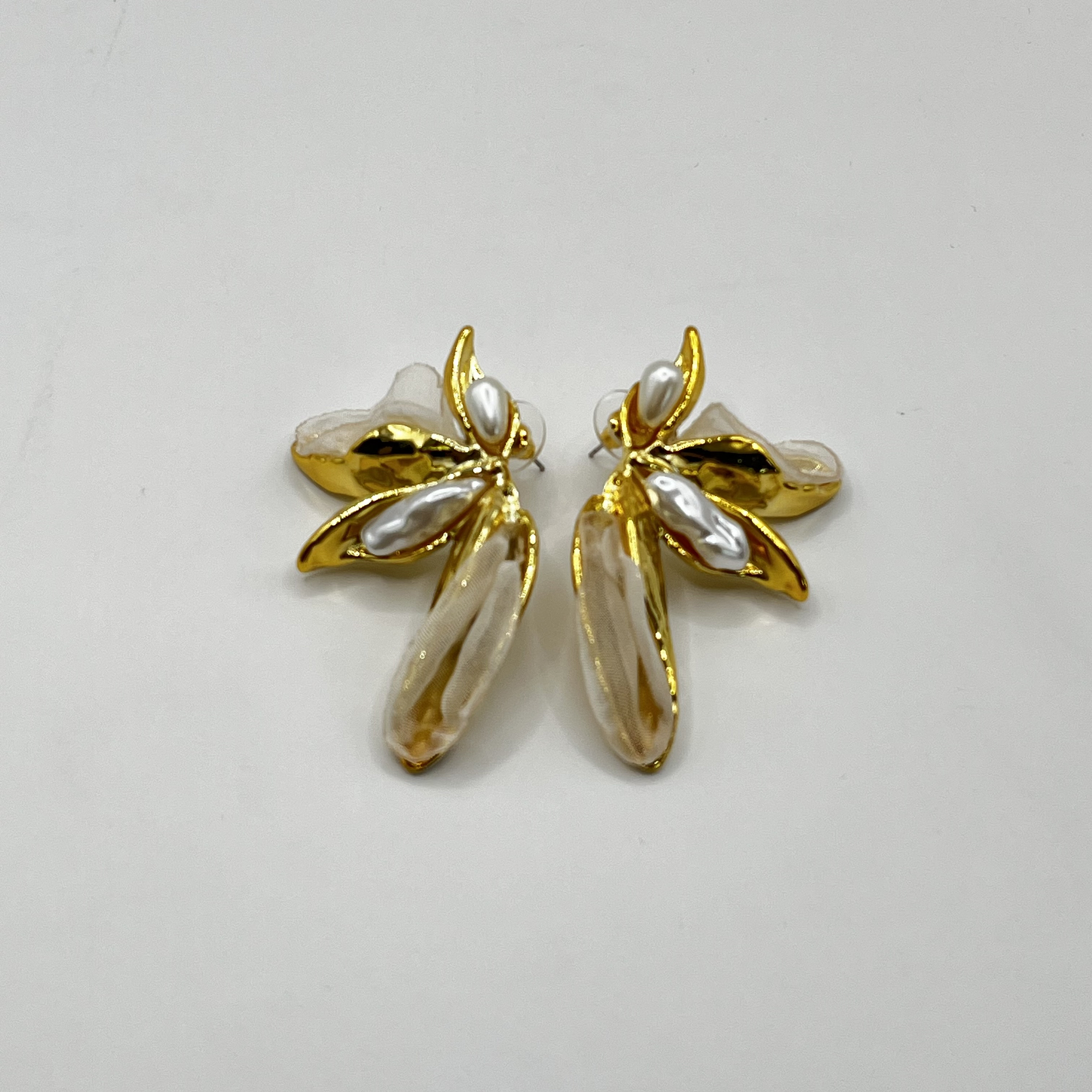 Aros de fantasía dorados con pétalos crudo y perlas 1