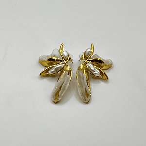 Aros de fantasía dorados con pétalos crudo y perlas