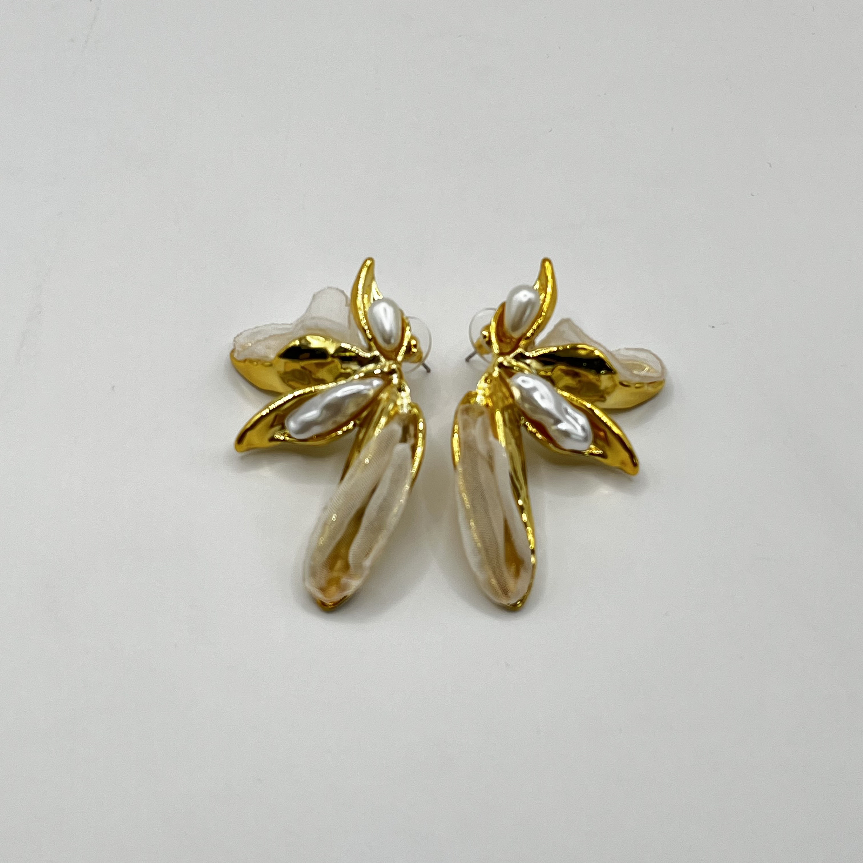 Aros de fantasía dorados con pétalos crudo y perlas 1