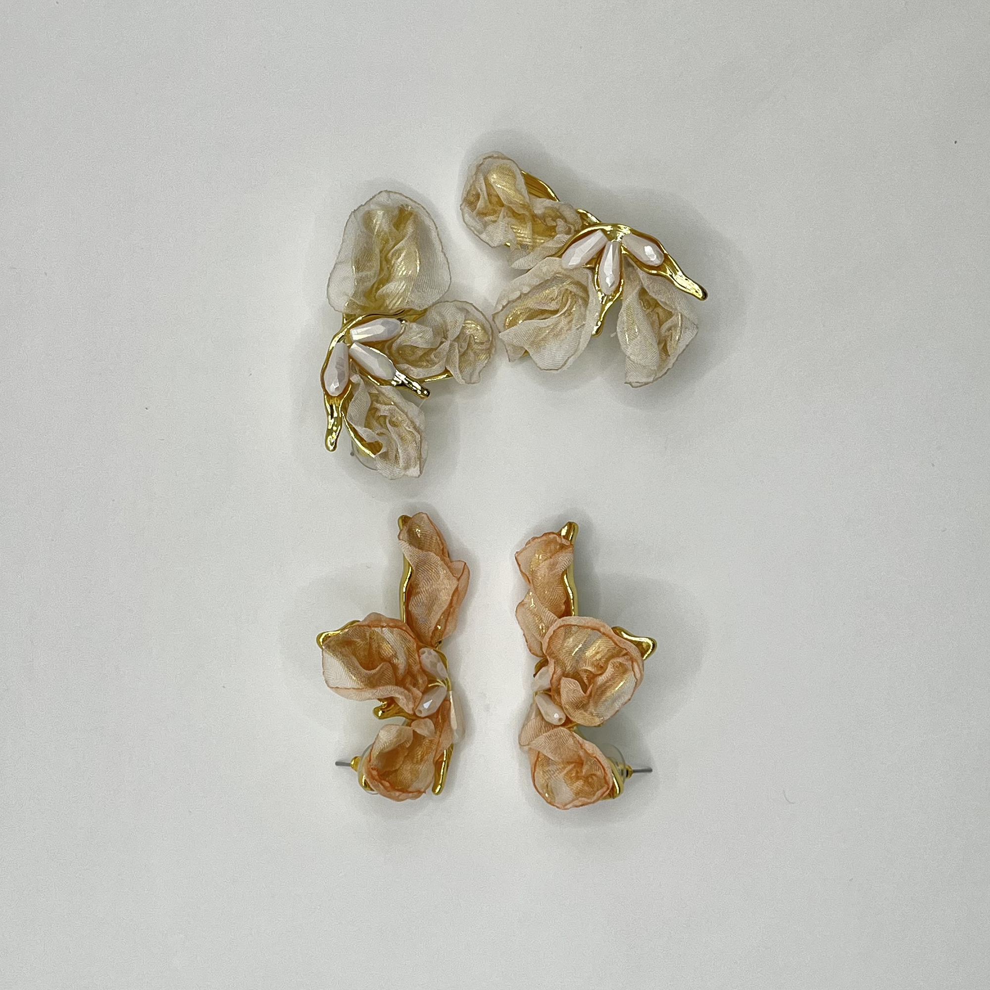 Aros de fantasía dorados con flor de tela crudo 2