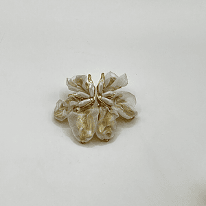 Aros de fantasía dorados con flor de tela crudo