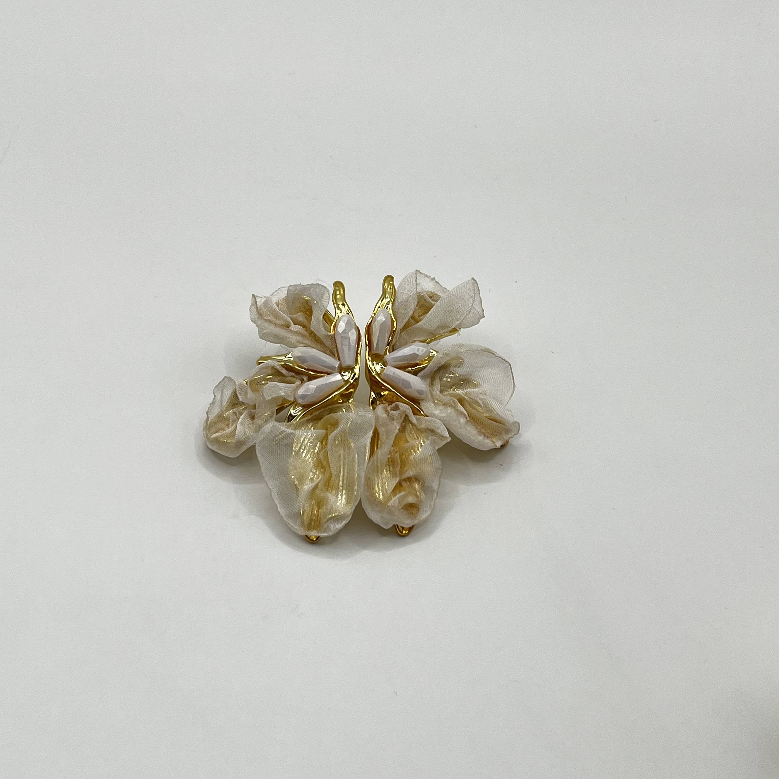 Aros de fantasía dorados con flor de tela crudo 1