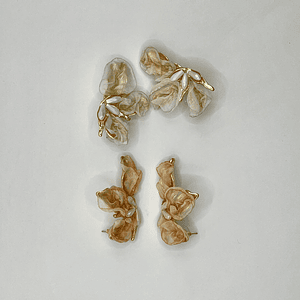 Aros de fantasía dorados con flor de tela durazno