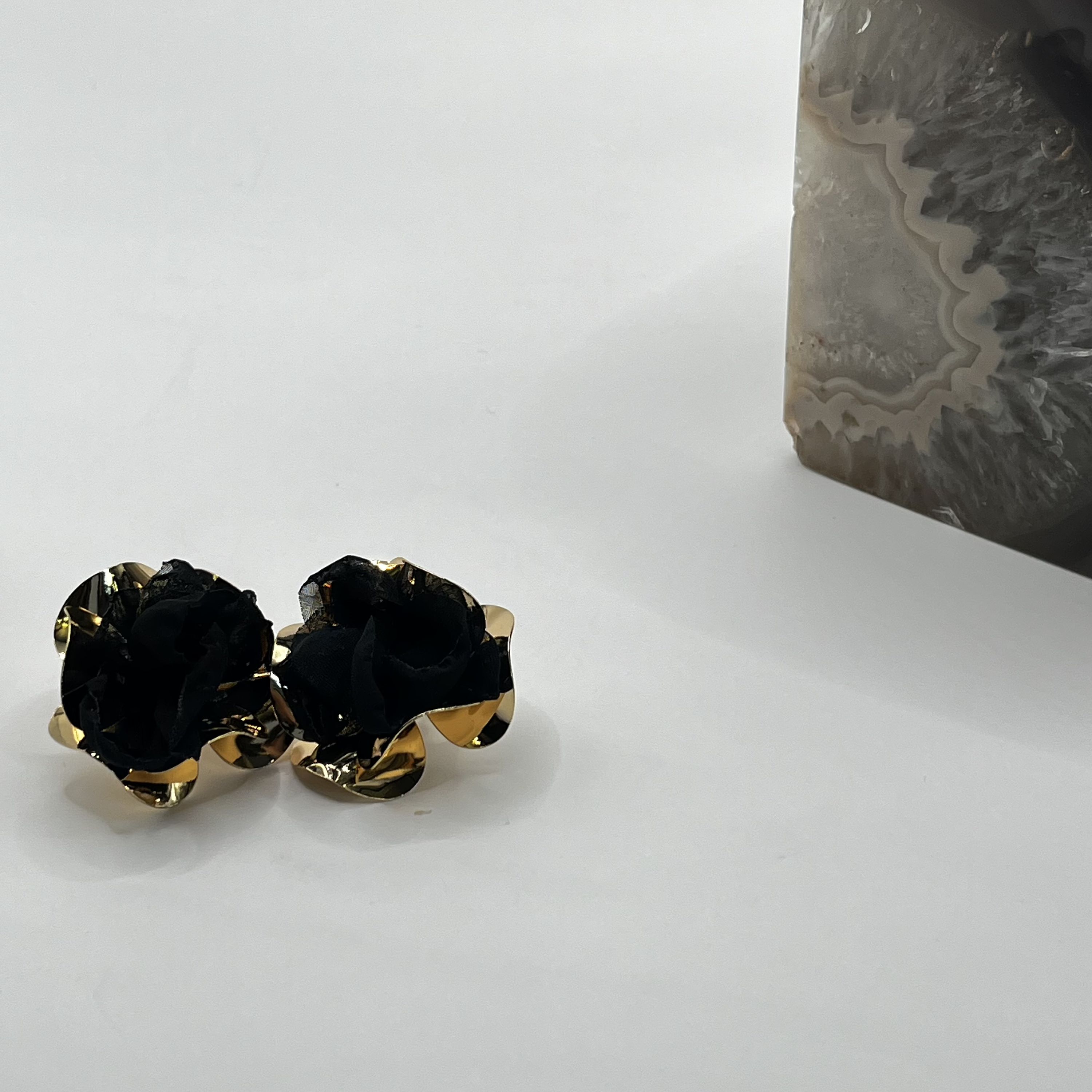 Aros de fantasía dorados con flor de tela negra 2