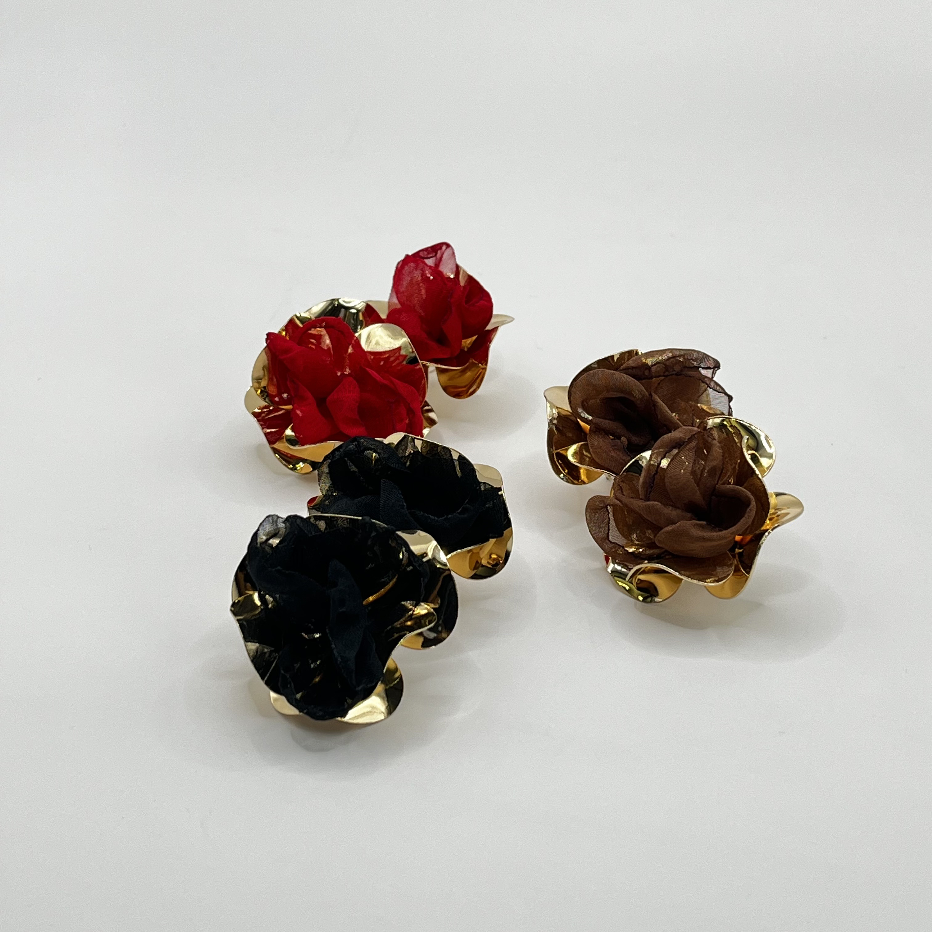 Aros de fantasía dorados con flor de tela negra 3