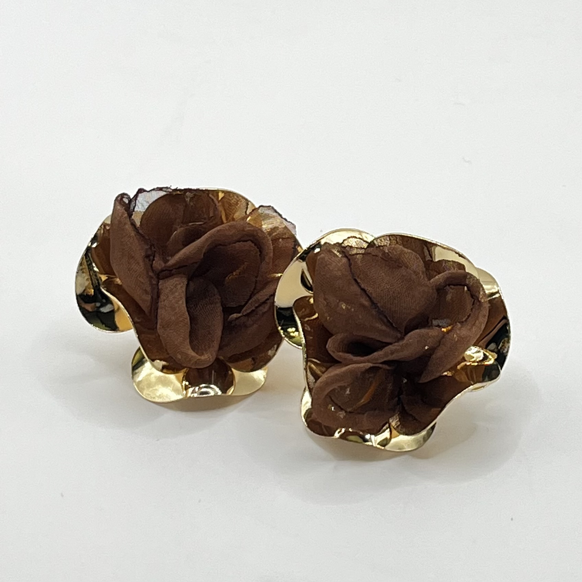 Aros de fantasía dorados con flor de tela café 1