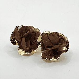 Aros de fantasía dorados con flor de tela café