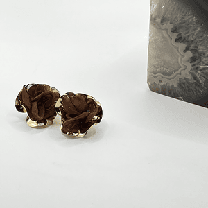 Aros de fantasía dorados con flor de tela café