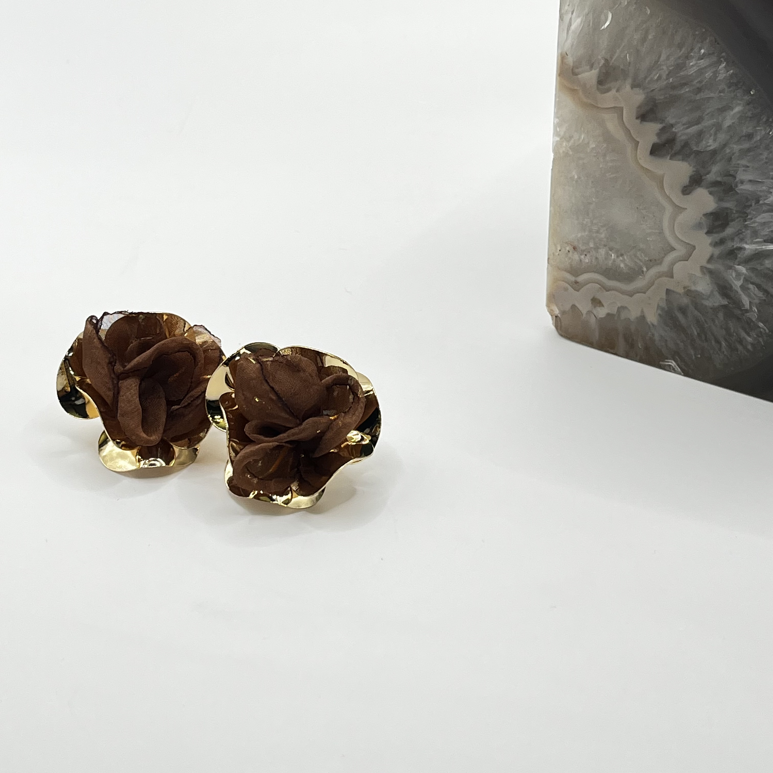 Aros de fantasía dorados con flor de tela café 2