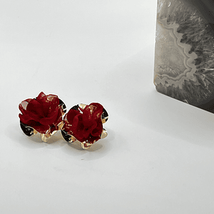 Aros de fantasía dorados con flor de tela burdeo