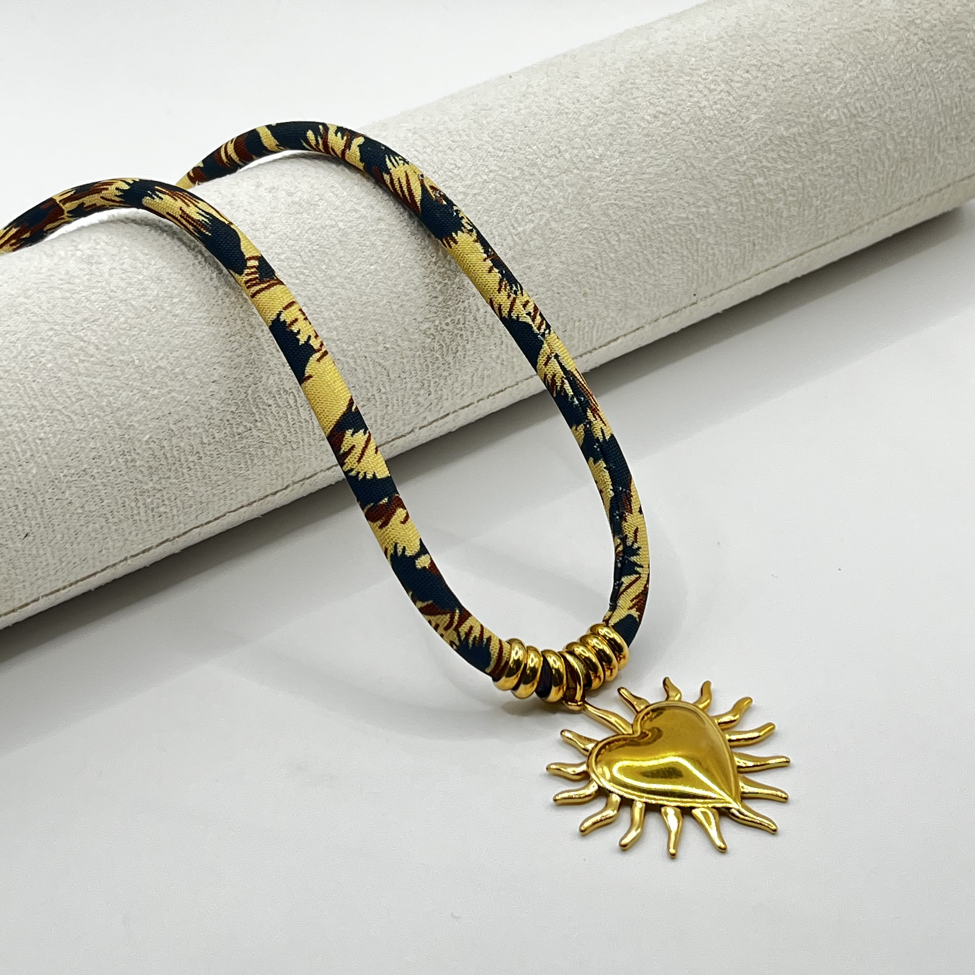 Collar de acero quirúrgico animal print con corazón sagrado 1