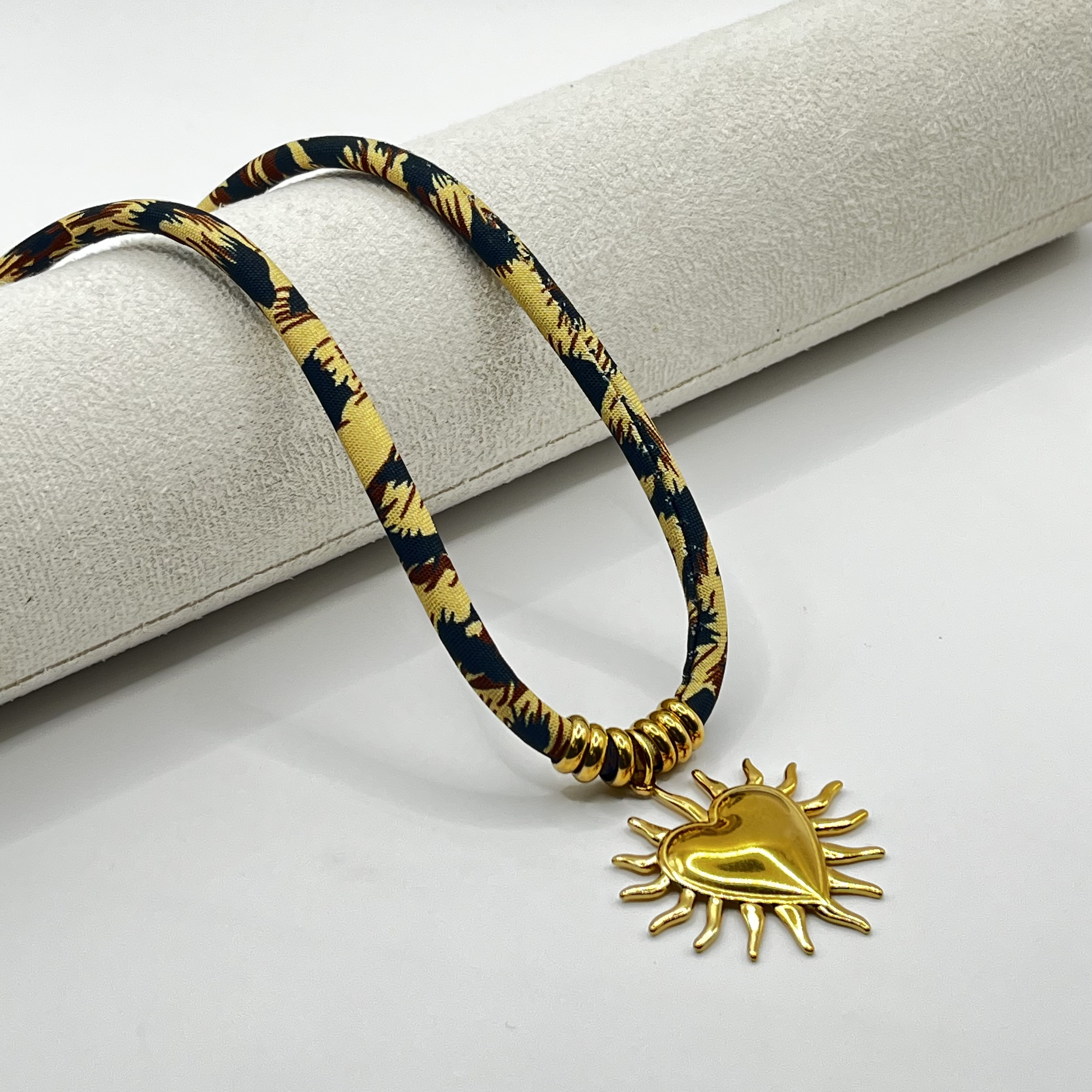 Collar de acero quirúrgico animal print con corazón sagrado 1