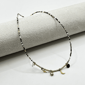 Choker de acero quirúrgico con mostacillas y dijes dorados