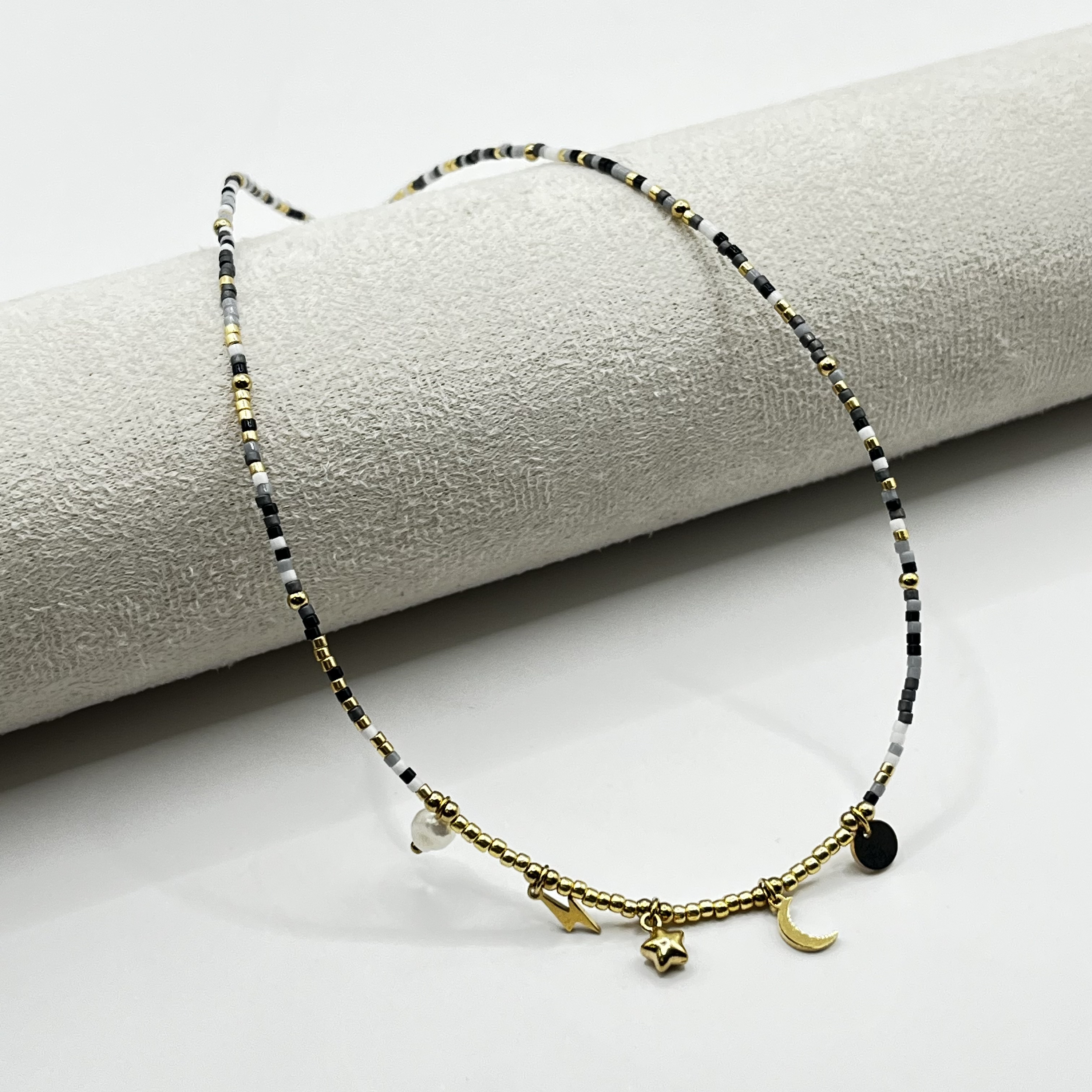 Choker de acero quirúrgico con mostacillas y dijes dorados 1