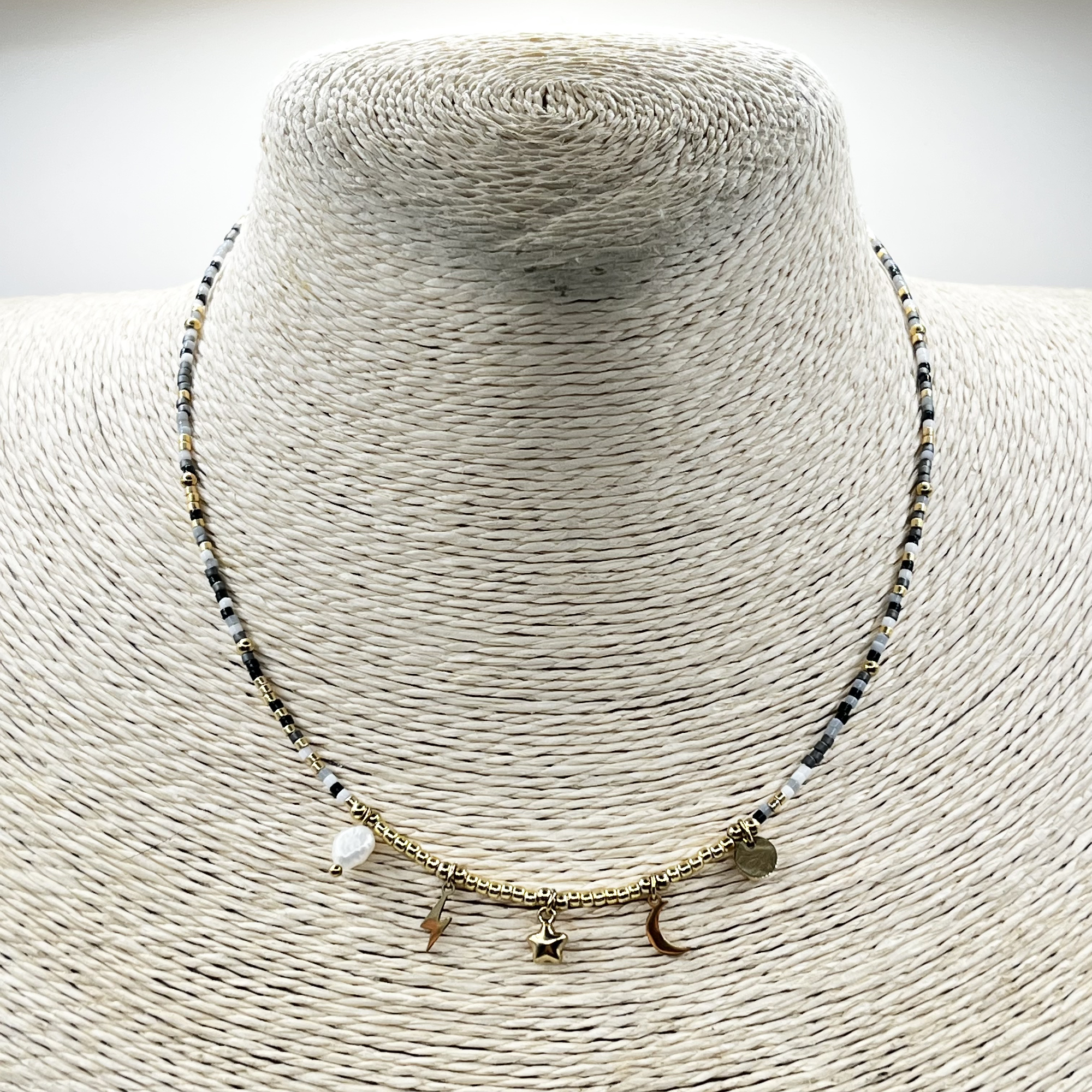 Choker de acero quirúrgico con mostacillas y dijes dorados 2