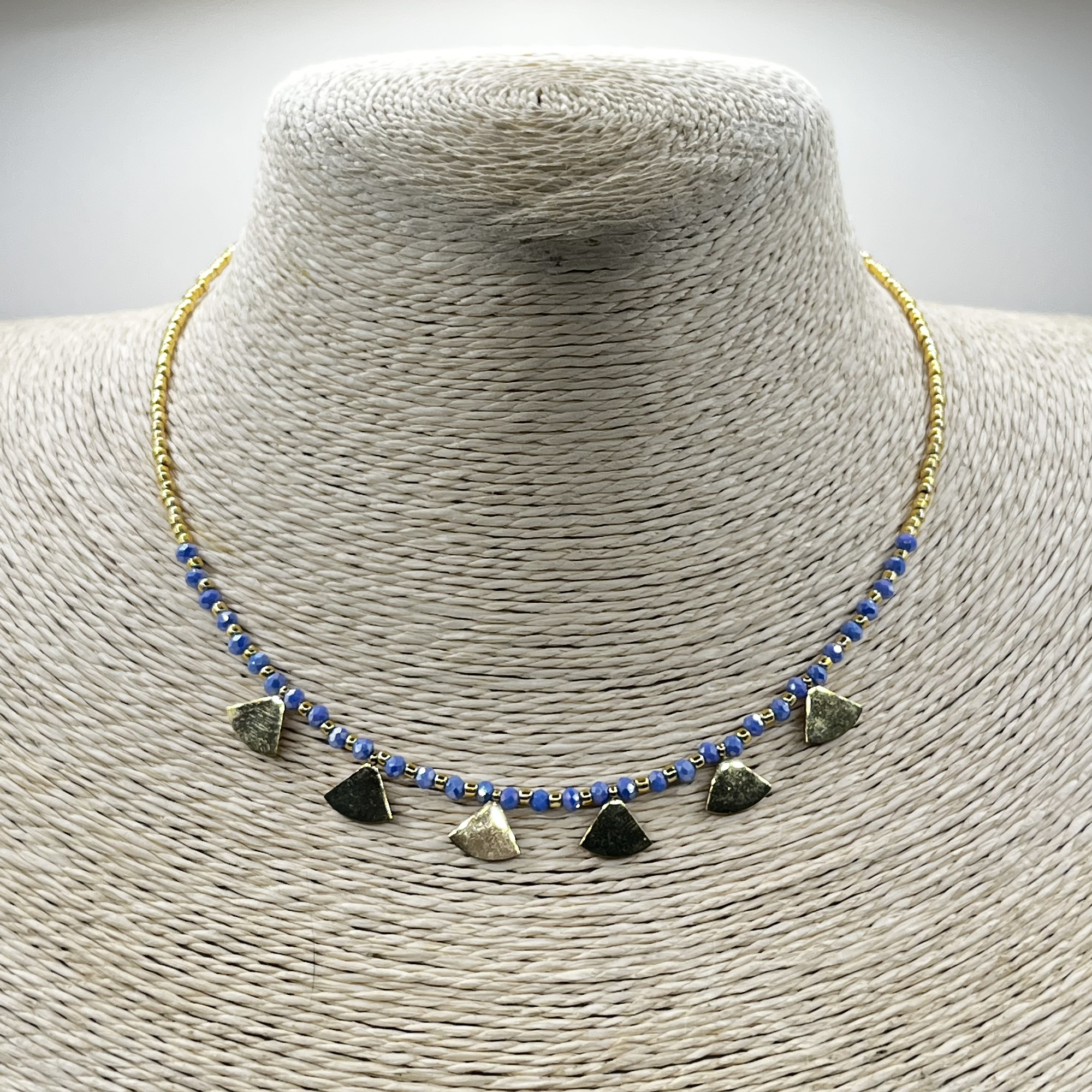 Choker de acero quirúrgico dorado con mostacillas azules y dijes 2