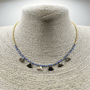 Choker de acero quirúrgico dorado con mostacillas azules y dijes