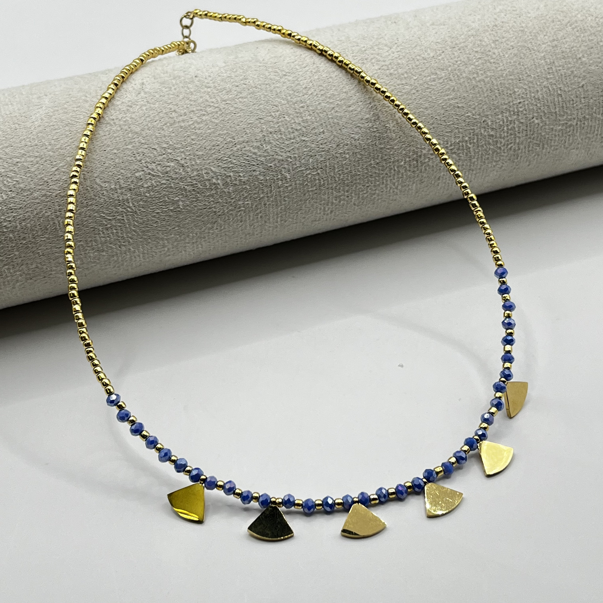 Choker de acero quirúrgico dorado con mostacillas azules y dijes 1