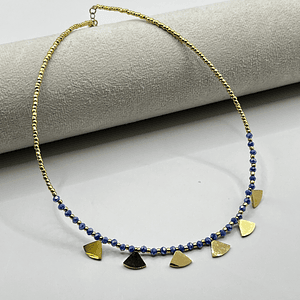 Choker de acero quirúrgico dorado con mostacillas azules y dijes